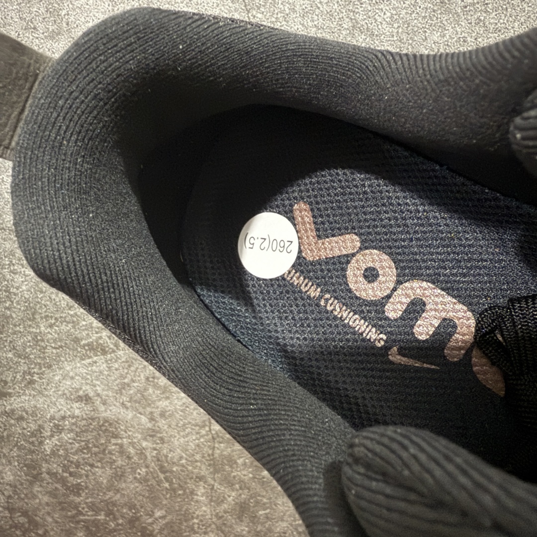 图片[9]-【XE纯原版】Nike Air Zoom Vomero 18 全新科技运动跑鞋 IH4454-001    目前市场最强品质 原版购入开发 鞋面采用硅胶发泡立体印刷 分体式组合大底 上层超临界ZOOM X泡棉 下层一次ReactX泡棉 区别市场一体底 超高质检清洁度 一切材质配件均与原版一致 原楦原纸板开发 匹配原版98%以上 完美弧度版型 原厂鞋标 立体反光鞋盒标 鞋盒防撞海绵 高端玩家必推版本 高价零售必推版本 欢迎对比市面任意版本‼️ 这双鞋简直是时尚与科技的完美融合。 经典黑色鞋面，质感爆棚，搭配超亮眼的银色大勾子，瞬间成为街头焦点。不仅颜值在线，缓震性能更是一绝 不管是日常出街还是慢跑锻炼，都能给双脚极致舒适体验。  码数超全，39- 46 码任你选！别犹豫啦，穿上它，轻松走出潮流范，开启你的时尚运动新旅程！ 码段：36-46-选品中心