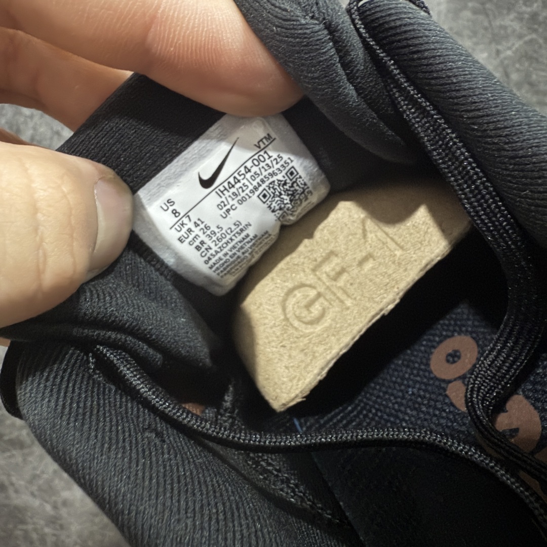 图片[8]-【XE纯原版】Nike Air Zoom Vomero 18 全新科技运动跑鞋 IH4454-001    目前市场最强品质 原版购入开发 鞋面采用硅胶发泡立体印刷 分体式组合大底 上层超临界ZOOM X泡棉 下层一次ReactX泡棉 区别市场一体底 超高质检清洁度 一切材质配件均与原版一致 原楦原纸板开发 匹配原版98%以上 完美弧度版型 原厂鞋标 立体反光鞋盒标 鞋盒防撞海绵 高端玩家必推版本 高价零售必推版本 欢迎对比市面任意版本‼️ 这双鞋简直是时尚与科技的完美融合。 经典黑色鞋面，质感爆棚，搭配超亮眼的银色大勾子，瞬间成为街头焦点。不仅颜值在线，缓震性能更是一绝 不管是日常出街还是慢跑锻炼，都能给双脚极致舒适体验。  码数超全，39- 46 码任你选！别犹豫啦，穿上它，轻松走出潮流范，开启你的时尚运动新旅程！ 码段：36-46-选品中心