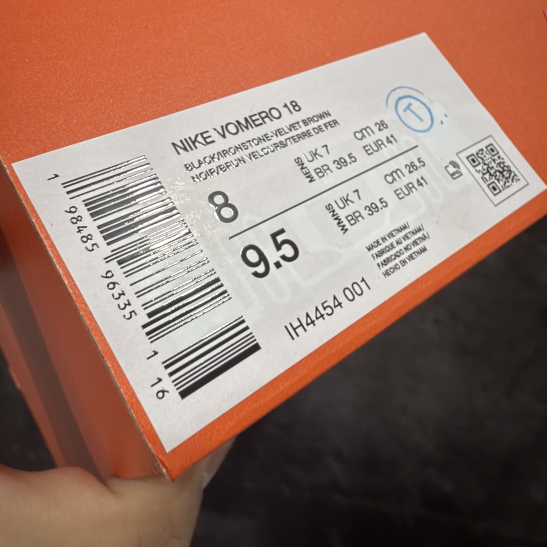 图片[11]-【XE纯原版】Nike Air Zoom Vomero 18 全新科技运动跑鞋 IH4454-001    目前市场最强品质 原版购入开发 鞋面采用硅胶发泡立体印刷 分体式组合大底 上层超临界ZOOM X泡棉 下层一次ReactX泡棉 区别市场一体底 超高质检清洁度 一切材质配件均与原版一致 原楦原纸板开发 匹配原版98%以上 完美弧度版型 原厂鞋标 立体反光鞋盒标 鞋盒防撞海绵 高端玩家必推版本 高价零售必推版本 欢迎对比市面任意版本‼️ 这双鞋简直是时尚与科技的完美融合。 经典黑色鞋面，质感爆棚，搭配超亮眼的银色大勾子，瞬间成为街头焦点。不仅颜值在线，缓震性能更是一绝 不管是日常出街还是慢跑锻炼，都能给双脚极致舒适体验。  码数超全，39- 46 码任你选！别犹豫啦，穿上它，轻松走出潮流范，开启你的时尚运动新旅程！ 码段：36-46-选品中心