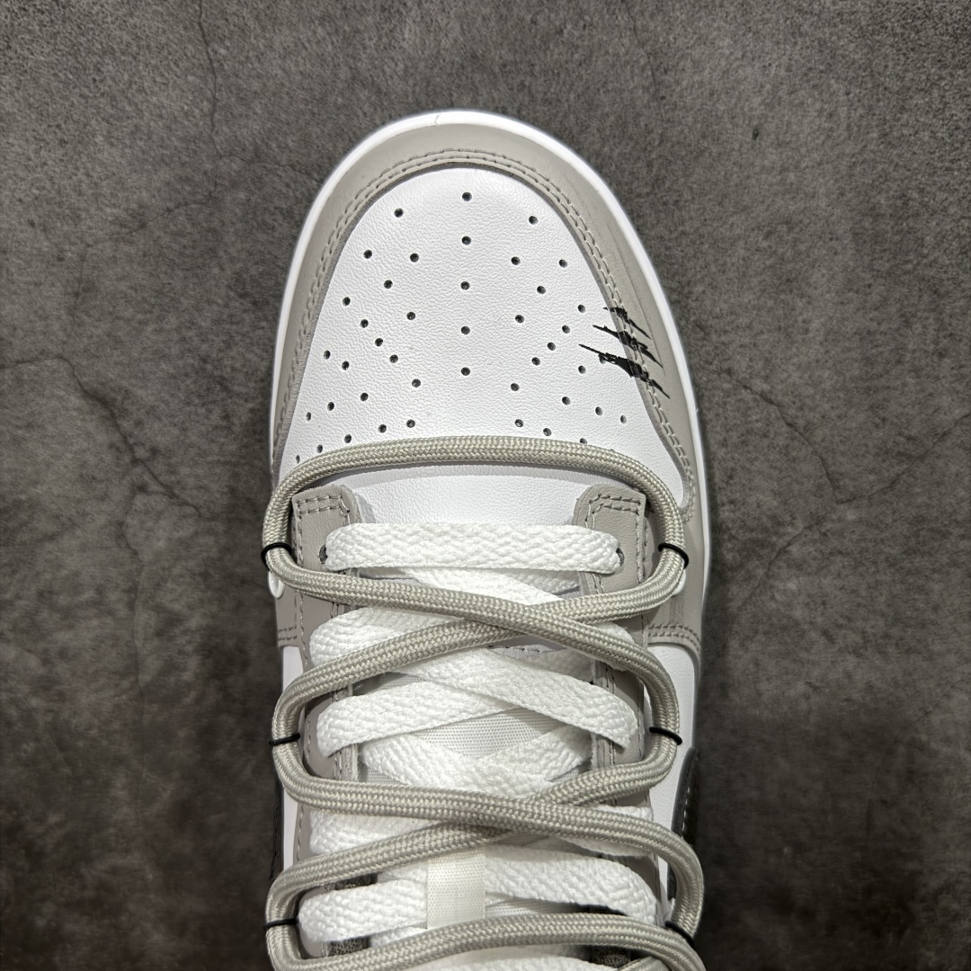 【纯原】Nike Dunk Low 灰度法则 灰棕此款以浅灰为主色调，鞋面刻意处理的刮痕纹理，赋予鞋子独
