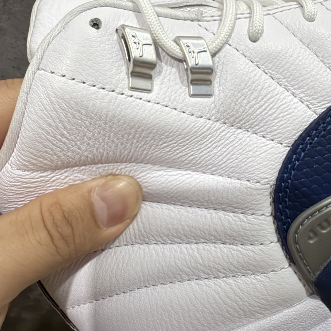 图片[3]-【X版纯原】Air Jordan AJ12 Retro 潮流 中帮 复古篮球鞋 白蓝 法国蓝 CT8013-114 原楦原纸板开发 原汁原味12代鞋型 进口原厂皮料 超软荔枝皮 质感满分 原厂碳板 原装材料 原厂定制金属扣 原厂电绣 支持与公司货全方位对比 只服务于5%懂鞋的高端客户 发国外可支持各种retail商店充正寄售 尺码：40 40.5 41 42 42.5 43 44 44.5 45 45.5 46 47.5-选品中心