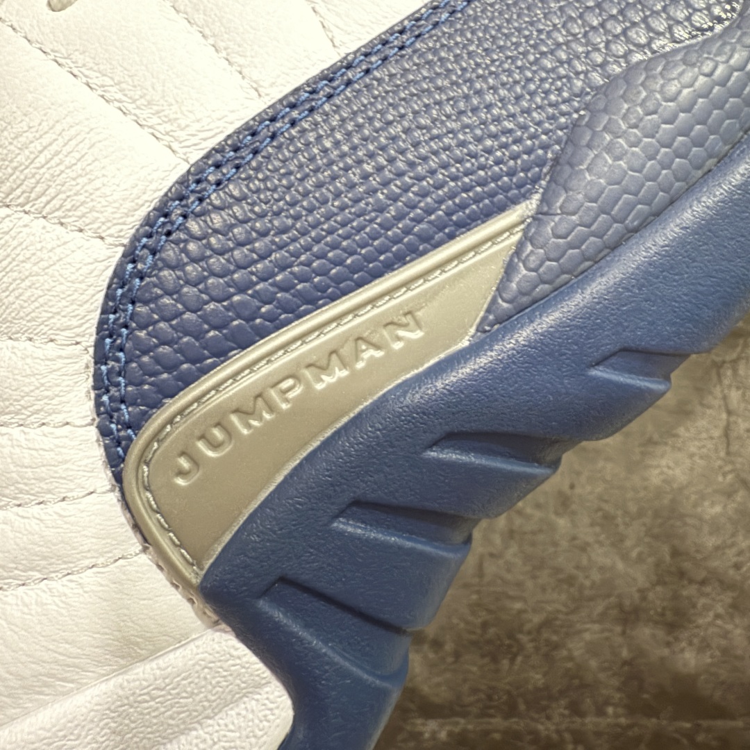图片[4]-【X版纯原】Air Jordan AJ12 Retro 潮流 中帮 复古篮球鞋 白蓝 法国蓝 CT8013-114 原楦原纸板开发 原汁原味12代鞋型 进口原厂皮料 超软荔枝皮 质感满分 原厂碳板 原装材料 原厂定制金属扣 原厂电绣 支持与公司货全方位对比 只服务于5%懂鞋的高端客户 发国外可支持各种retail商店充正寄售 尺码：40 40.5 41 42 42.5 43 44 44.5 45 45.5 46 47.5-选品中心