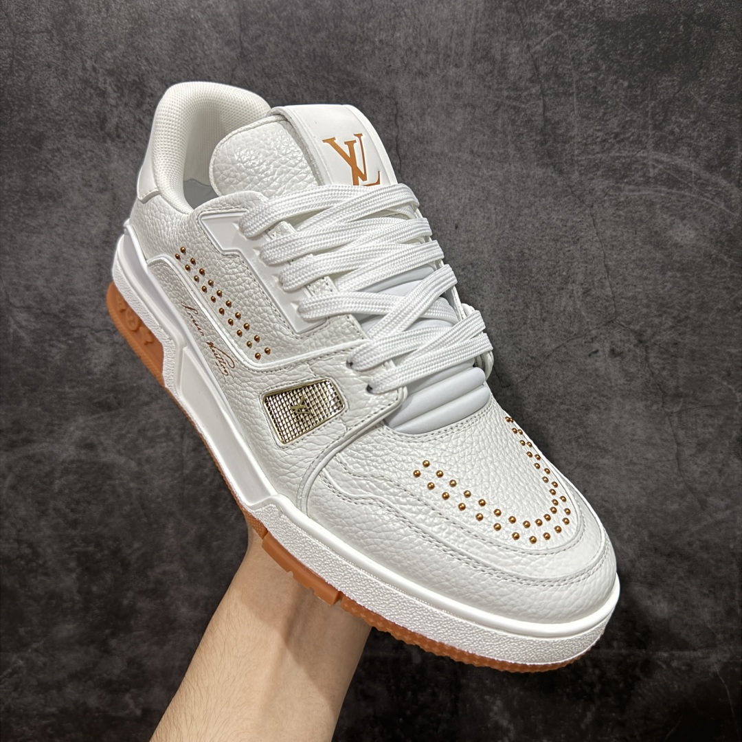 图片[3]-【HS纯原礼盒版】 LV Trainer系列高奢运动鞋 新款芯片顶级 潮人必备单品 同步ZP官网空胶工艺 鞋舌、挂饰均镶嵌NFC芯片感应装置 正确胶片断点式设计 中底正确还原原版油印字母比例 1：1原楦格板、楦头、刀磨全新升级！ 独家订制顶级压纹麂皮 原版开模TPU大底 质感原版一致 垫脚聚米微料加透气英伦网布 披靡市场任何版本！细节完美呈现！ 代购指定版本 全新升级最新双盒包装 扫码秒进官网！ 全套包装配件同比原版 尺码： 39-45-选品中心