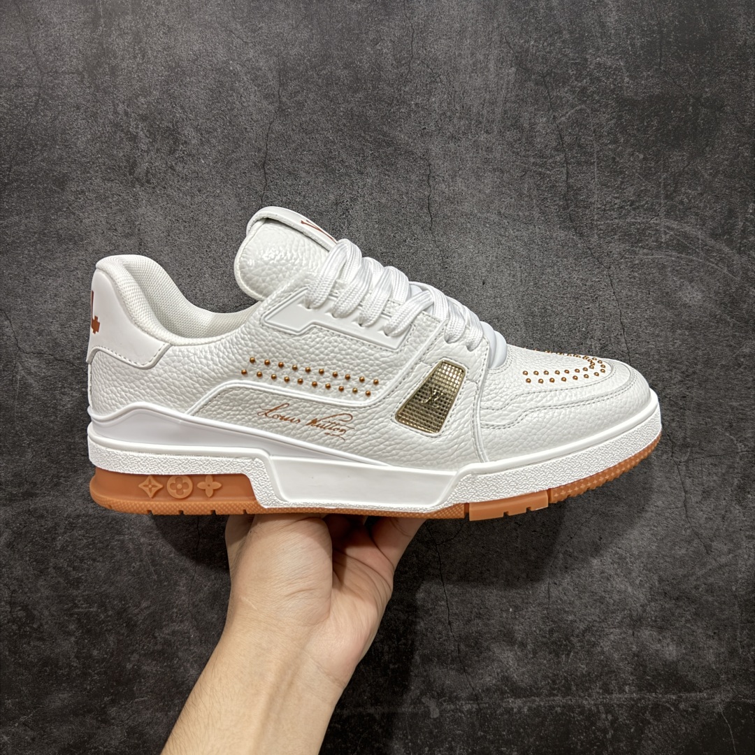 【HS纯原礼盒版】 LV Trainer系列高奢运动鞋 新款芯片顶级 潮人必备单品 同步ZP官网空胶工艺 鞋舌、挂饰均镶嵌NFC芯片感应装置 正确胶片断点式设计 中底正确还原原版油印字母比例 1:1原楦格板、楦头、刀磨全新升级! 独家订制顶级压纹麂皮 原版开模TPU大底 质感原版一致 垫脚聚米微料加透气英伦网布 披靡市场任何版本!细节完美呈现! 代购指定版本 全新升级最新双盒包装 扫码秒进官网! 全套包装配件同比原版 尺码: 39-45-选品中心