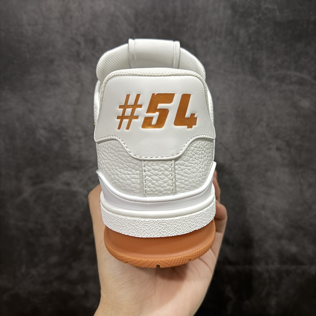 图片[4]-【HS纯原礼盒版】 LV Trainer系列高奢运动鞋 新款芯片顶级 潮人必备单品 同步ZP官网空胶工艺 鞋舌、挂饰均镶嵌NFC芯片感应装置 正确胶片断点式设计 中底正确还原原版油印字母比例 1：1原楦格板、楦头、刀磨全新升级！ 独家订制顶级压纹麂皮 原版开模TPU大底 质感原版一致 垫脚聚米微料加透气英伦网布 披靡市场任何版本！细节完美呈现！ 代购指定版本 全新升级最新双盒包装 扫码秒进官网！ 全套包装配件同比原版 尺码： 39-45-选品中心