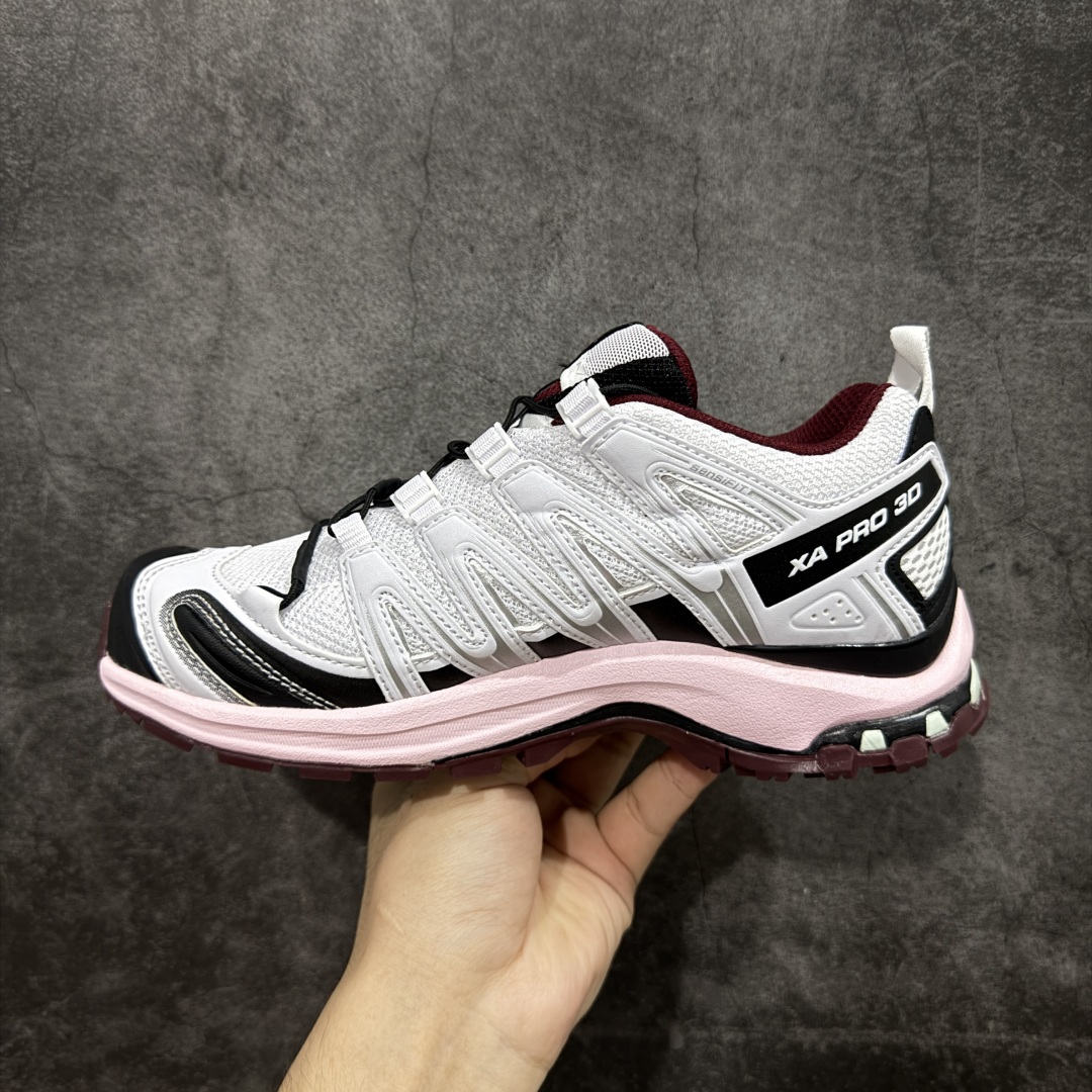图片[2]-【w1版本】全新版本出货 纯原大厂出品 萨洛蒙 Salomon XA PRO 3D 户外轻便机能鞋 478676 纯原外贸平台特供订单 耗时半年巨作 全套原纸板楦头开发 原厂特供网布配套加持 确保原汁原味 完美呈现版型 原档数据独家私模五层组合大底 男女鞋同步官方开发至46.5 原装Ortholite轻量化鞋垫 中底布带钢印编号 原厂TPU锁扣 进口港宝加持 后跟自然饱满 还原公司包裹性 鞋面以“锯齿”状的包裹系统呈现 在基色底之下加入了各种色点缀 将公司的最新技术和时尚前卫的造型融入耐用的长跑款式中 鞋面由 TPU 薄膜制成 并焊接在高耐磨网眼上 使其既时尚又坚固 由 ACS底盘支撑 可增强稳定性和支撑力 以及由橡胶凸耳 Contragrip外底覆盖的 EVA 缓冲中底 旨在应对崎岖的地形 鞋舌上的彩色Salomon 标签、Quicklace 系统以及鞋头、鞋舌和鞋跟上的附加品牌使细节更加完美 让穿着者可以轻松驾驭户外与通勤下的任何运动生活场景 无缝鞋身户外随意纵横 颜值与脚感兼备 出街通勤 绝对非常吸睛 你值得拥有 尺码：36 36.5 37 38 38.5 39 40-选品中心