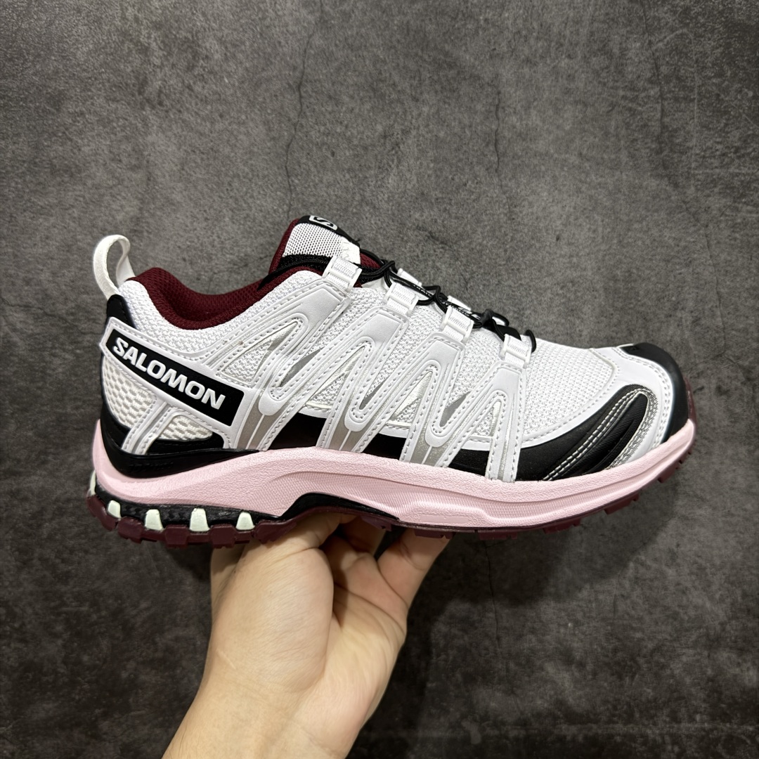 【w1版本】全新版本出货 纯原大厂出品 萨洛蒙 Salomon XA PRO 3D 户外轻便机能鞋 478676 纯原外贸平台特供订单 耗时半年巨作 全套原纸板楦头开发 原厂特供网布配套加持 确保原汁原味 完美呈现版型 原档数据独家私模五层组合大底 男女鞋同步官方开发至46.5 原装Ortholite轻量化鞋垫 中底布带钢印编号 原厂TPU锁扣 进口港宝加持 后跟自然饱满 还原公司包裹性 鞋面以“锯齿”状的包裹系统呈现 在基色底之下加入了各种色点缀 将公司的最新技术和时尚前卫的造型融入耐用的长跑款式中 鞋面由 TPU 薄膜制成 并焊接在高耐磨网眼上 使其既时尚又坚固 由 ACS底盘支撑 可增强稳定性和支撑力 以及由橡胶凸耳 Contragrip外底覆盖的 EVA 缓冲中底 旨在应对崎岖的地形 鞋舌上的彩色Salomon 标签、Quicklace 系统以及鞋头、鞋舌和鞋跟上的附加品牌使细节更加完美 让穿着者可以轻松驾驭户外与通勤下的任何运动生活场景 无缝鞋身户外随意纵横 颜值与脚感兼备 出街通勤 绝对非常吸睛 你值得拥有 尺码:36 36.5 37 38 38.5 39 40-选品中心