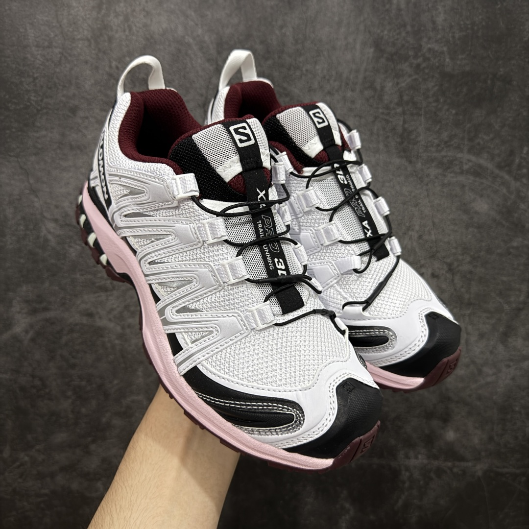 【w1版本】全新版本出货 纯原大厂出品 萨洛蒙 Salomon XA PRO 3D 户外轻便机能鞋 478676 纯原外贸平台特供订单 耗时半年巨作 全套原纸板楦头开发 原厂特供网布配套加持 确保原汁原味 完美呈现版型 原档数据独家私模五层组合大底 男女鞋同步官方开发至46.5 原装Ortholite轻量化鞋垫 中底布带钢印编号 原厂TPU锁扣 进口港宝加持 后跟自然饱满 还原公司包裹性 鞋面以“锯齿”状的包裹系统呈现 在基色底之下加入了各种色点缀 将公司的最新技术和时尚前卫的造型融入耐用的长跑款式中 鞋面由 TPU 薄膜制成 并焊接在高耐磨网眼上 使其既时尚又坚固 由 ACS底盘支撑 可增强稳定性和支撑力 以及由橡胶凸耳 Contragrip外底覆盖的 EVA 缓冲中底 旨在应对崎岖的地形 鞋舌上的彩色Salomon 标签、Quicklace 系统以及鞋头、鞋舌和鞋跟上的附加品牌使细节更加完美 让穿着者可以轻松驾驭户外与通勤下的任何运动生活场景 无缝鞋身户外随意纵横 颜值与脚感兼备 出街通勤 绝对非常吸睛 你值得拥有 尺码:36 36.5 37 38 38.5 39 40-选品中心
