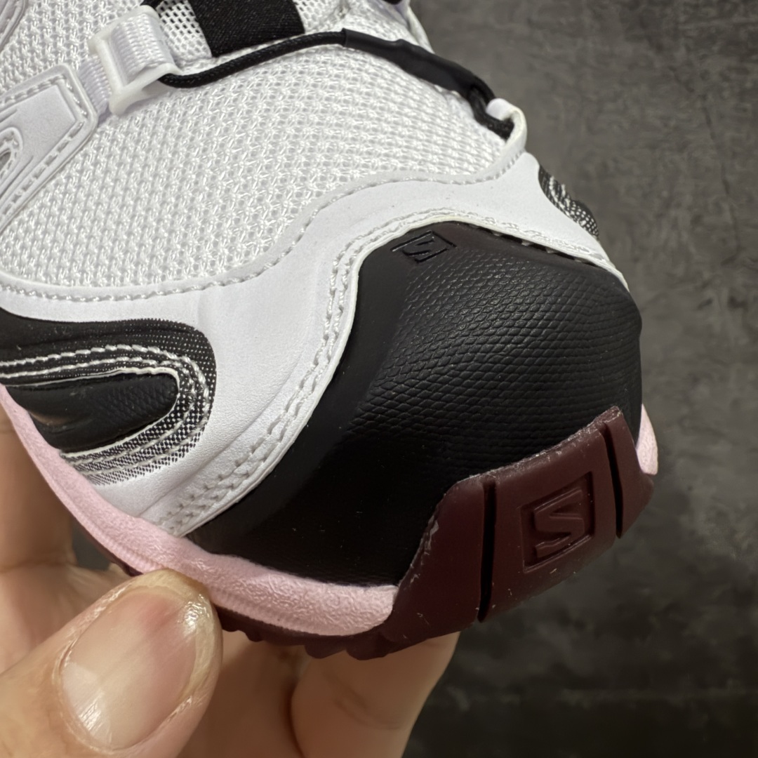 图片[5]-【w1版本】全新版本出货 纯原大厂出品 萨洛蒙 Salomon XA PRO 3D 户外轻便机能鞋 478676 纯原外贸平台特供订单 耗时半年巨作 全套原纸板楦头开发 原厂特供网布配套加持 确保原汁原味 完美呈现版型 原档数据独家私模五层组合大底 男女鞋同步官方开发至46.5 原装Ortholite轻量化鞋垫 中底布带钢印编号 原厂TPU锁扣 进口港宝加持 后跟自然饱满 还原公司包裹性 鞋面以“锯齿”状的包裹系统呈现 在基色底之下加入了各种色点缀 将公司的最新技术和时尚前卫的造型融入耐用的长跑款式中 鞋面由 TPU 薄膜制成 并焊接在高耐磨网眼上 使其既时尚又坚固 由 ACS底盘支撑 可增强稳定性和支撑力 以及由橡胶凸耳 Contragrip外底覆盖的 EVA 缓冲中底 旨在应对崎岖的地形 鞋舌上的彩色Salomon 标签、Quicklace 系统以及鞋头、鞋舌和鞋跟上的附加品牌使细节更加完美 让穿着者可以轻松驾驭户外与通勤下的任何运动生活场景 无缝鞋身户外随意纵横 颜值与脚感兼备 出街通勤 绝对非常吸睛 你值得拥有 尺码：36 36.5 37 38 38.5 39 40-选品中心