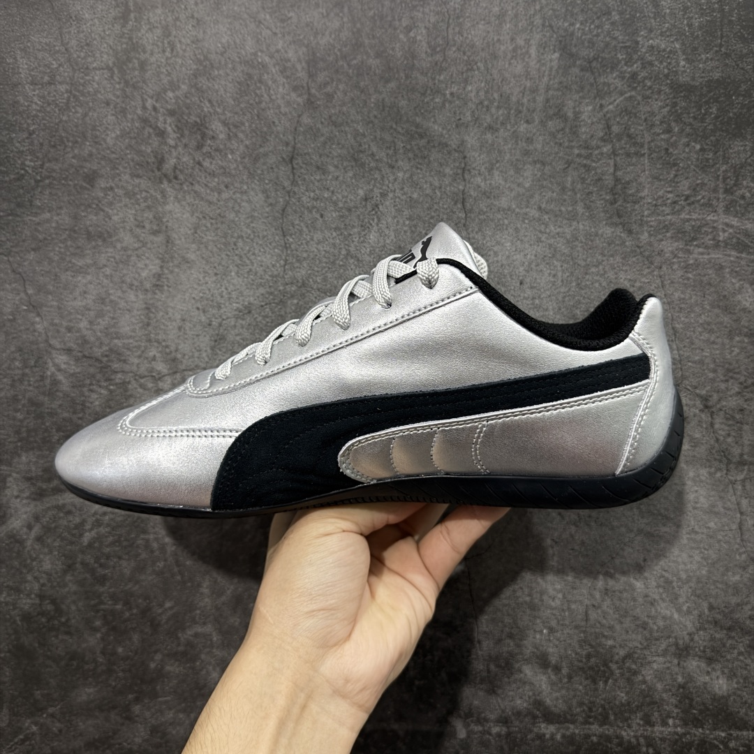图片[2]-【Top纯原版】彪马PUMA Speedcat Archive SpeedCat系列美拉德风 舒适百搭 防滑耐磨 低帮 生活休闲鞋 男女同款 银黑 403689-01 目前市场最优版本 无论是版型 细节 烫金走线 完全碾压市场任意版本 欢迎对比🆚 工厂耗时3个月开发 原装档案原数据纸版楦型 采用固色翻毛皮鞋面材质(正确二次成型\’猛帮\’成型工艺🆚区别市面版本!!) 外置原数据开发轻量耐磨橡胶大底💪🏻 全球知名运动品牌PUMA宝马赛车系列 融合了宝马车队的标志性配色 以趣味十足又前卫复古的设计引领潮流 将赛道精神融入街头时尚 开启前卫竞速之旅 主打前卫复古风 Roma鞋款的鞋侧以复古的流线造型 缀以宝马经典Logo 巧妙吸睛 而Speedcat鞋款以亮眼三色条纹元素缀以舒适鞋面 赋予了独特的个性美学 演绎赛车的无尽能量 尺码：36-45-选品中心
