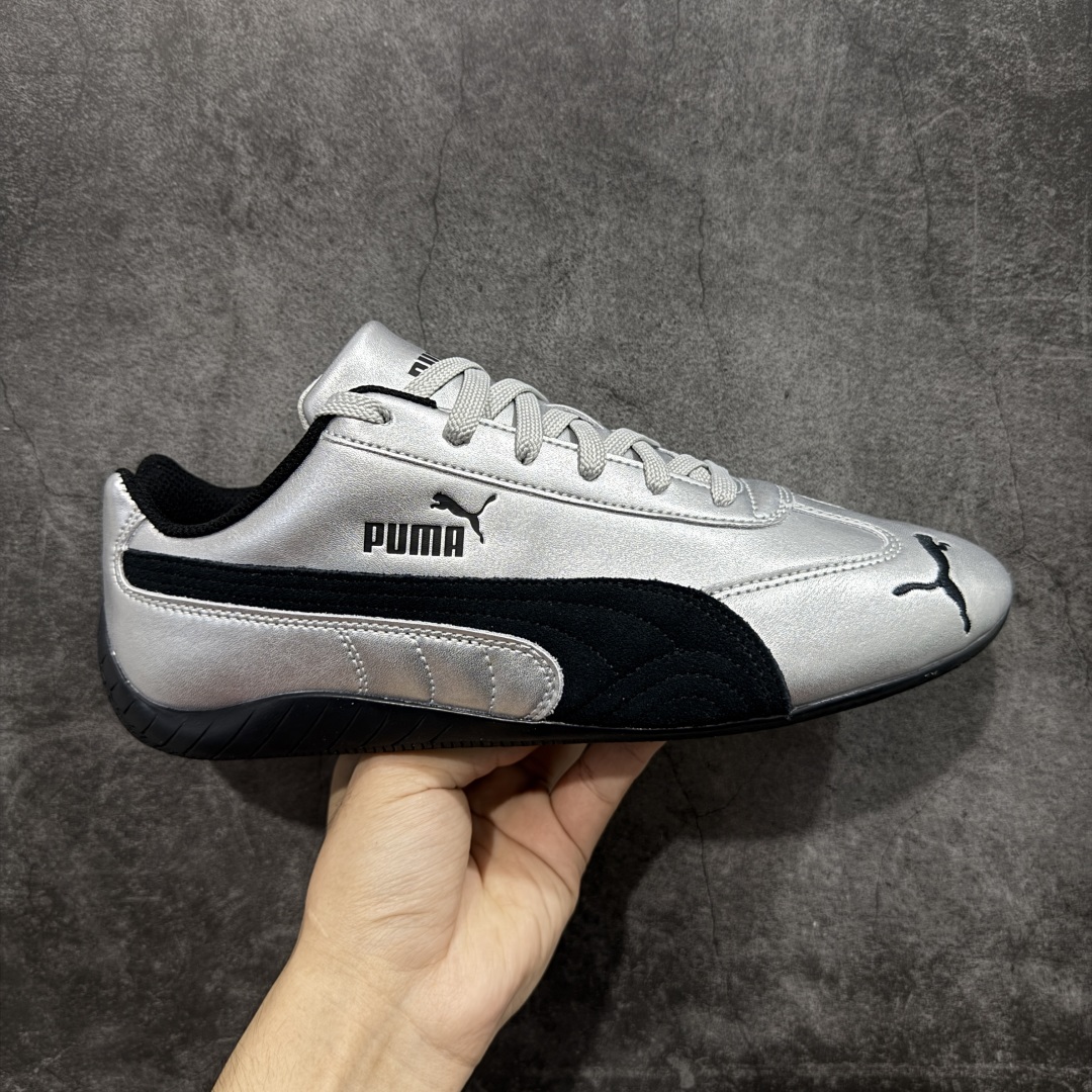 【Top纯原版】彪马PUMA Speedcat Archive SpeedCat系列美拉德风 舒适百搭 防滑耐磨 低帮 生活休闲鞋 男女同款 银黑 403689-01 目前市场最优版本 无论是版型 细节 烫金走线 完全碾压市场任意版本 欢迎对比🆚 工厂耗时3个月开发 原装档案原数据纸版楦型 采用固色翻毛皮鞋面材质(正确二次成型\'猛帮\'成型工艺🆚区别市面版本!!) 外置原数据开发轻量耐磨橡胶大底💪🏻 全球知名运动品牌PUMA宝马赛车系列 融合了宝马车队的标志性配色 以趣味十足又前卫复古的设计引领潮流 将赛道精神融入街头时尚 开启前卫竞速之旅 主打前卫复古风 Roma鞋款的鞋侧以复古的流线造型 缀以宝马经典Logo 巧妙吸睛 而Speedcat鞋款以亮眼三色条纹元素缀以舒适鞋面 赋予了独特的个性美学 演绎赛车的无尽能量 尺码:36-45-选品中心