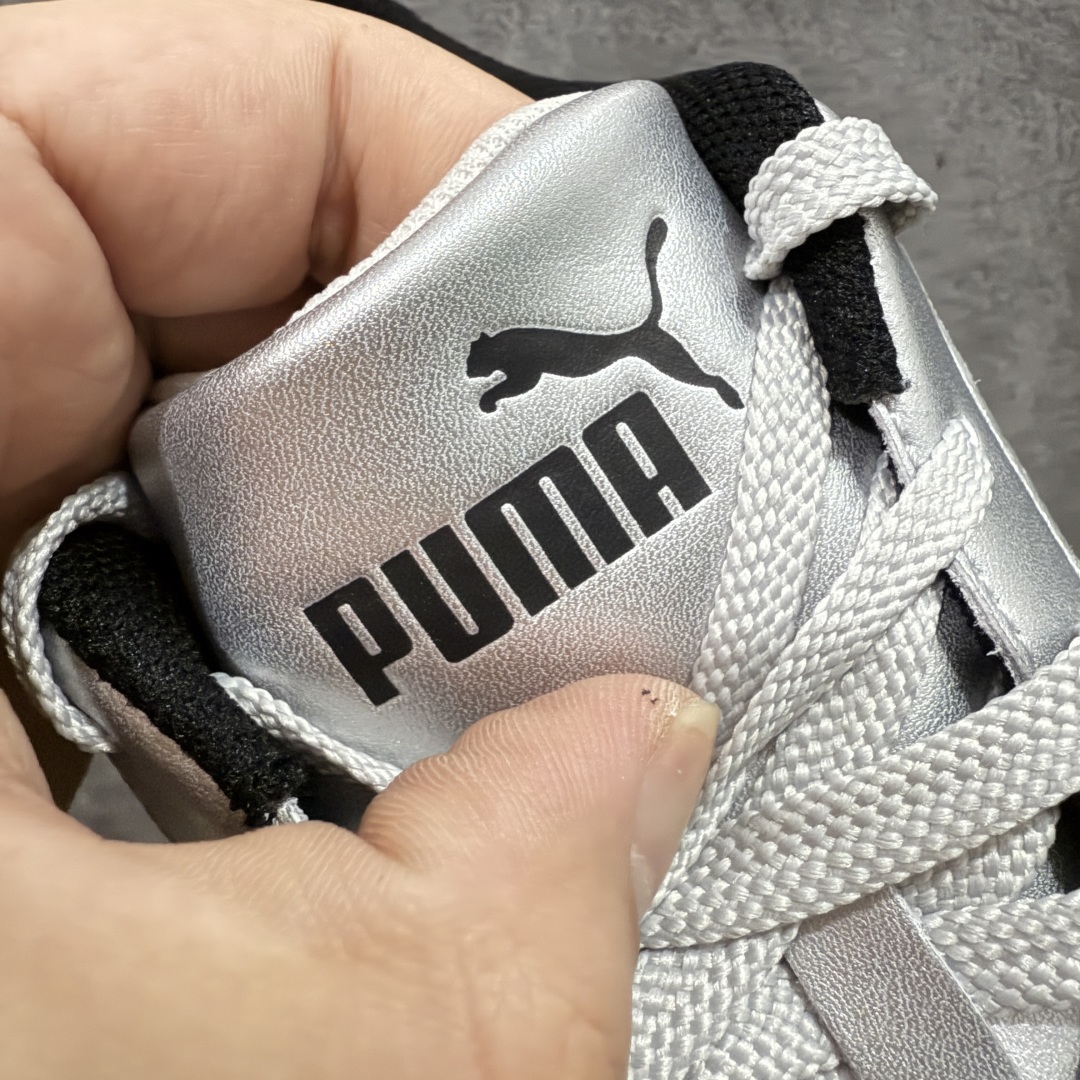 图片[6]-【Top纯原版】彪马PUMA Speedcat Archive SpeedCat系列美拉德风 舒适百搭 防滑耐磨 低帮 生活休闲鞋 男女同款 银黑 403689-01 目前市场最优版本 无论是版型 细节 烫金走线 完全碾压市场任意版本 欢迎对比🆚 工厂耗时3个月开发 原装档案原数据纸版楦型 采用固色翻毛皮鞋面材质(正确二次成型\’猛帮\’成型工艺🆚区别市面版本!!) 外置原数据开发轻量耐磨橡胶大底💪🏻 全球知名运动品牌PUMA宝马赛车系列 融合了宝马车队的标志性配色 以趣味十足又前卫复古的设计引领潮流 将赛道精神融入街头时尚 开启前卫竞速之旅 主打前卫复古风 Roma鞋款的鞋侧以复古的流线造型 缀以宝马经典Logo 巧妙吸睛 而Speedcat鞋款以亮眼三色条纹元素缀以舒适鞋面 赋予了独特的个性美学 演绎赛车的无尽能量 尺码：36-45-选品中心