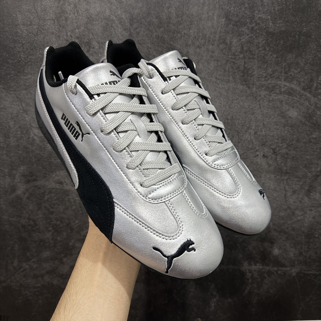 【Top纯原版】彪马PUMA Speedcat Archive SpeedCat系列美拉德风 舒适百搭 防滑耐磨 低帮 生活休闲鞋 男女同款 银黑 403689-01 目前市场最优版本 无论是版型 细节 烫金走线 完全碾压市场任意版本 欢迎对比🆚 工厂耗时3个月开发 原装档案原数据纸版楦型 采用固色翻毛皮鞋面材质(正确二次成型\'猛帮\'成型工艺🆚区别市面版本!!) 外置原数据开发轻量耐磨橡胶大底💪🏻 全球知名运动品牌PUMA宝马赛车系列 融合了宝马车队的标志性配色 以趣味十足又前卫复古的设计引领潮流 将赛道精神融入街头时尚 开启前卫竞速之旅 主打前卫复古风 Roma鞋款的鞋侧以复古的流线造型 缀以宝马经典Logo 巧妙吸睛 而Speedcat鞋款以亮眼三色条纹元素缀以舒适鞋面 赋予了独特的个性美学 演绎赛车的无尽能量 尺码:36-45-选品中心