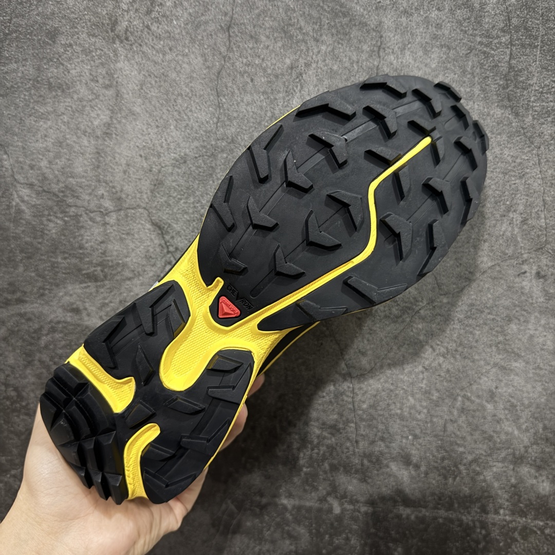 图片[9]-【绿X版】JJJJound x SALOMON萨洛蒙 XT-6 舒适百搭 耐磨透气支撑 低帮 户外功能鞋 男女同款 蓝黄 491304 顶级原盒配置 外机能登山跑鞋 纯原外贸平台特供订单 耗时半年巨作 全套原纸板楦头开发 原厂特供网布配套加持 确保原汁原味 完美呈现版型 原档数据独家私模五层组合大底 男女鞋同步官方开发至46.5 原装Ortholite轻量化鞋垫 中底布带钢印编号 原厂TPU锁扣 进口港宝加持 后跟自然饱满 还原公司包裹性 鞋面以“锯齿”状的包裹系统呈现 在基色底之下加入了各种色点缀 将公司的最新技术和时尚前卫的造型融入耐用的长跑款式中 鞋面由 TPU 薄膜制成 并焊接在高耐磨网眼上 使其既时尚又坚固 由 ACS底盘支撑 可增强稳定性和支撑力 以及由橡胶凸耳 Contragrip外底覆盖的 EVA 缓冲中底 旨在应对崎岖的地形 鞋舌上的彩色Salomon 标签、Quicklace 系统以及鞋头、鞋舌和鞋跟上的附加品牌使细节更加完美 让穿着者可以轻松驾驭户外与通勤下的任何运动生活场景 无缝鞋身户外随意纵横 颜值与脚感兼备 出街通勤 绝对非常吸睛 你值得拥有 尺码：36 36.5 37.5 38 38.5 39 40 40.5 41 42 42.5 43 44 44.5 45 46 46.5-选品中心