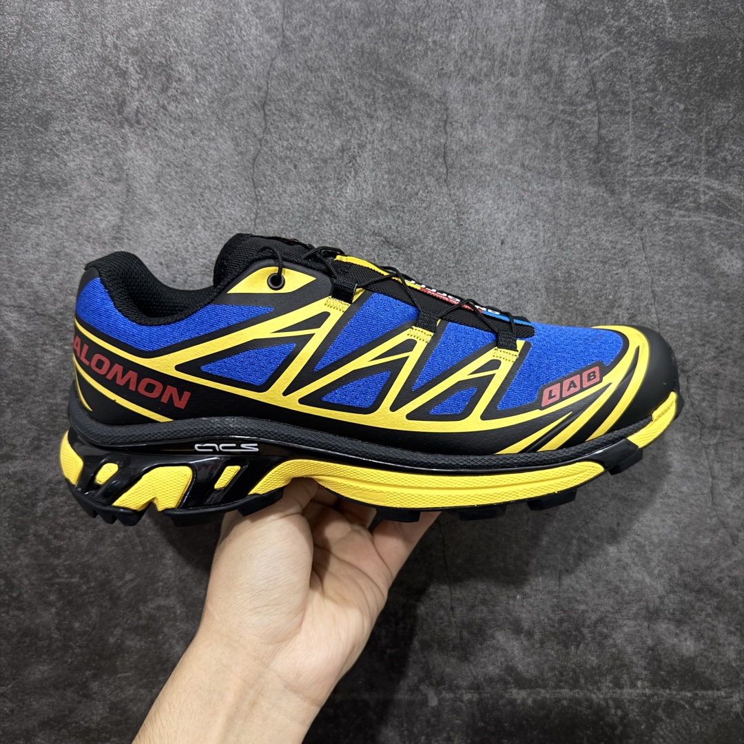 【绿X版】JJJJound x SALOMON萨洛蒙 XT-6 舒适百搭 耐磨透气支撑 低帮 户外功能鞋 男女同款 蓝黄 491304 顶级原盒配置 外机能登山跑鞋 纯原外贸平台特供订单 耗时半年巨作 全套原纸板楦头开发 原厂特供网布配套加持 确保原汁原味 完美呈现版型 原档数据独家私模五层组合大底 男女鞋同步官方开发至46.5 原装Ortholite轻量化鞋垫 中底布带钢印编号 原厂TPU锁扣 进口港宝加持 后跟自然饱满 还原公司包裹性 鞋面以“锯齿”状的包裹系统呈现 在基色底之下加入了各种色点缀 将公司的最新技术和时尚前卫的造型融入耐用的长跑款式中 鞋面由 TPU 薄膜制成 并焊接在高耐磨网眼上 使其既时尚又坚固 由 ACS底盘支撑 可增强稳定性和支撑力 以及由橡胶凸耳 Contragrip外底覆盖的 EVA 缓冲中底 旨在应对崎岖的地形 鞋舌上的彩色Salomon 标签、Quicklace 系统以及鞋头、鞋舌和鞋跟上的附加品牌使细节更加完美 让穿着者可以轻松驾驭户外与通勤下的任何运动生活场景 无缝鞋身户外随意纵横 颜值与脚感兼备 出街通勤 绝对非常吸睛 你值得拥有 尺码:36 36.5 37.5 38 38.5 39 40 40.5 41 42 42.5 43 44 44.5 45 46 46.5-选品中心