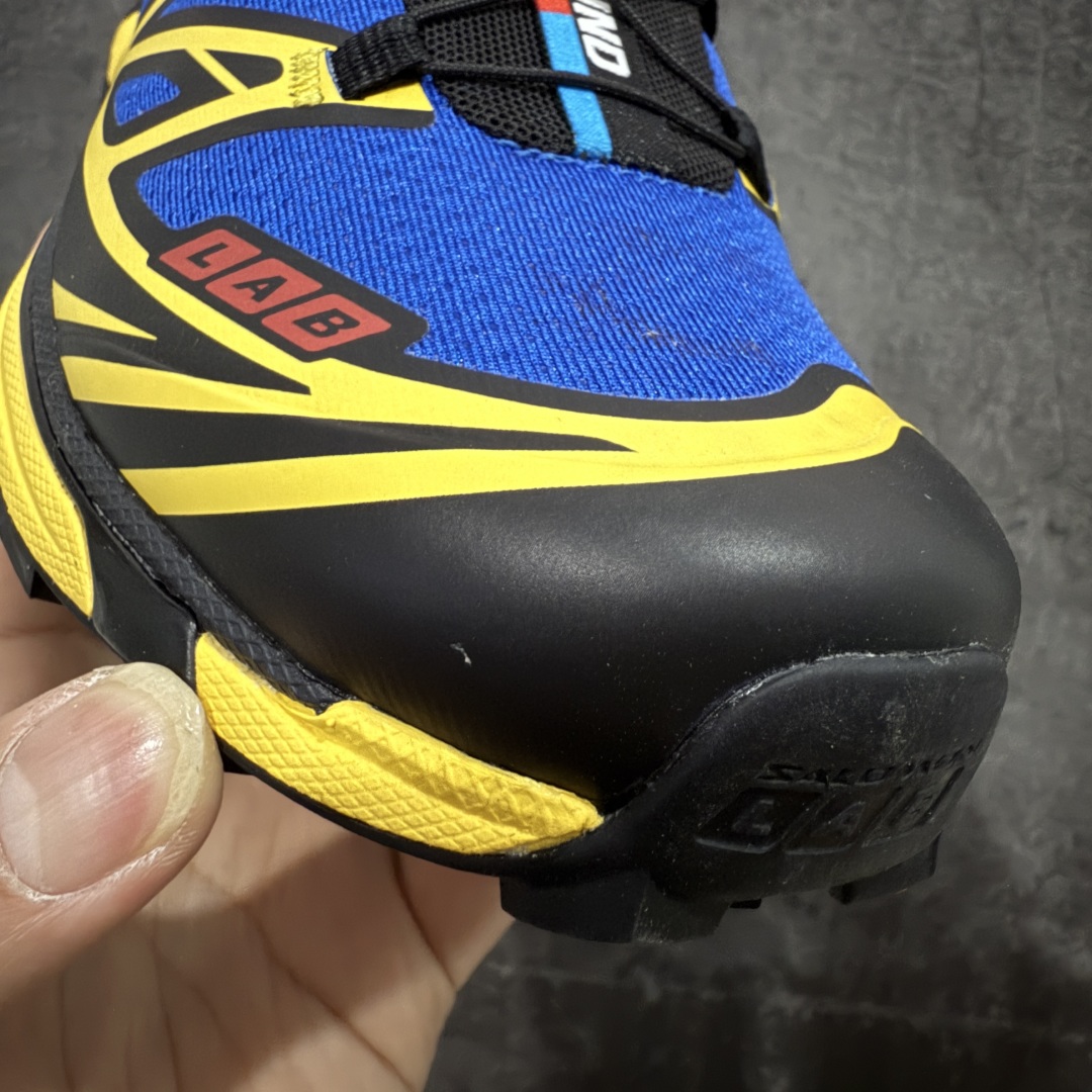 图片[5]-【绿X版】JJJJound x SALOMON萨洛蒙 XT-6 舒适百搭 耐磨透气支撑 低帮 户外功能鞋 男女同款 蓝黄 491304 顶级原盒配置 外机能登山跑鞋 纯原外贸平台特供订单 耗时半年巨作 全套原纸板楦头开发 原厂特供网布配套加持 确保原汁原味 完美呈现版型 原档数据独家私模五层组合大底 男女鞋同步官方开发至46.5 原装Ortholite轻量化鞋垫 中底布带钢印编号 原厂TPU锁扣 进口港宝加持 后跟自然饱满 还原公司包裹性 鞋面以“锯齿”状的包裹系统呈现 在基色底之下加入了各种色点缀 将公司的最新技术和时尚前卫的造型融入耐用的长跑款式中 鞋面由 TPU 薄膜制成 并焊接在高耐磨网眼上 使其既时尚又坚固 由 ACS底盘支撑 可增强稳定性和支撑力 以及由橡胶凸耳 Contragrip外底覆盖的 EVA 缓冲中底 旨在应对崎岖的地形 鞋舌上的彩色Salomon 标签、Quicklace 系统以及鞋头、鞋舌和鞋跟上的附加品牌使细节更加完美 让穿着者可以轻松驾驭户外与通勤下的任何运动生活场景 无缝鞋身户外随意纵横 颜值与脚感兼备 出街通勤 绝对非常吸睛 你值得拥有 尺码：36 36.5 37.5 38 38.5 39 40 40.5 41 42 42.5 43 44 44.5 45 46 46.5-选品中心