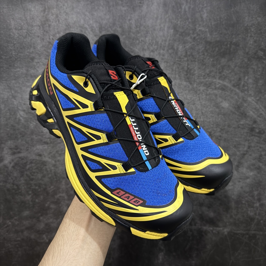【绿X版】JJJJound x SALOMON萨洛蒙 XT-6 舒适百搭 耐磨透气支撑 低帮 户外功能鞋 男女同款 蓝黄 491304 顶级原盒配置 外机能登山跑鞋 纯原外贸平台特供订单 耗时半年巨作 全套原纸板楦头开发 原厂特供网布配套加持 确保原汁原味 完美呈现版型 原档数据独家私模五层组合大底 男女鞋同步官方开发至46.5 原装Ortholite轻量化鞋垫 中底布带钢印编号 原厂TPU锁扣 进口港宝加持 后跟自然饱满 还原公司包裹性 鞋面以“锯齿”状的包裹系统呈现 在基色底之下加入了各种色点缀 将公司的最新技术和时尚前卫的造型融入耐用的长跑款式中 鞋面由 TPU 薄膜制成 并焊接在高耐磨网眼上 使其既时尚又坚固 由 ACS底盘支撑 可增强稳定性和支撑力 以及由橡胶凸耳 Contragrip外底覆盖的 EVA 缓冲中底 旨在应对崎岖的地形 鞋舌上的彩色Salomon 标签、Quicklace 系统以及鞋头、鞋舌和鞋跟上的附加品牌使细节更加完美 让穿着者可以轻松驾驭户外与通勤下的任何运动生活场景 无缝鞋身户外随意纵横 颜值与脚感兼备 出街通勤 绝对非常吸睛 你值得拥有 尺码:36 36.5 37.5 38 38.5 39 40 40.5 41 42 42.5 43 44 44.5 45 46 46.5-选品中心