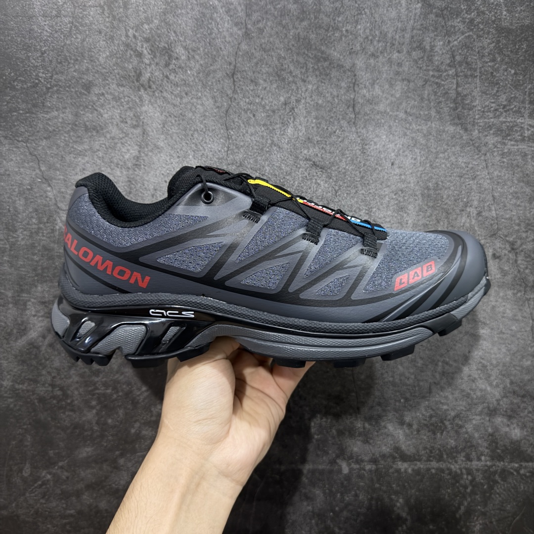 【绿X版】JJJJound x SALOMON萨洛蒙 XT-6 舒适百搭 耐磨透气支撑 低帮 户外功能鞋 男女同款 灰红色 491303 顶级原盒配置 外机能登山跑鞋 纯原外贸平台特供订单 耗时半年巨作 全套原纸板楦头开发 原厂特供网布配套加持 确保原汁原味 完美呈现版型 原档数据独家私模五层组合大底 男女鞋同步官方开发至46.5 原装Ortholite轻量化鞋垫 中底布带钢印编号 原厂TPU锁扣 进口港宝加持 后跟自然饱满 还原公司包裹性 鞋面以“锯齿”状的包裹系统呈现 在基色底之下加入了各种色点缀 将公司的最新技术和时尚前卫的造型融入耐用的长跑款式中 鞋面由 TPU 薄膜制成 并焊接在高耐磨网眼上 使其既时尚又坚固 由 ACS底盘支撑 可增强稳定性和支撑力 以及由橡胶凸耳 Contragrip外底覆盖的 EVA 缓冲中底 旨在应对崎岖的地形 鞋舌上的彩色Salomon 标签、Quicklace 系统以及鞋头、鞋舌和鞋跟上的附加品牌使细节更加完美 让穿着者可以轻松驾驭户外与通勤下的任何运动生活场景 无缝鞋身户外随意纵横 颜值与脚感兼备 出街通勤 绝对非常吸睛 你值得拥有 尺码:36 36.5 37.5 38 38.5 39 40 40.5 41 42 42.5 43 44 44.5 45 46 46.5-选品中心