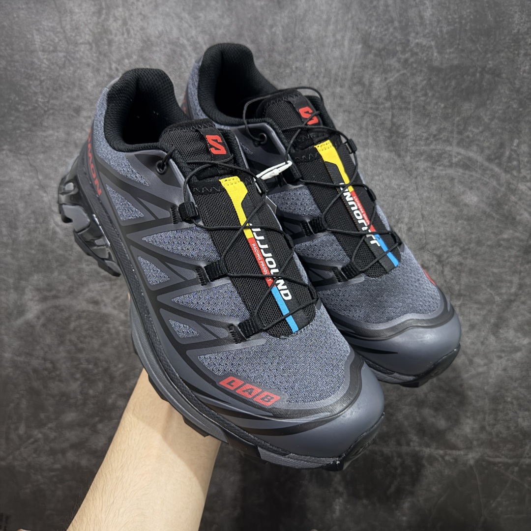 【绿X版】JJJJound x SALOMON萨洛蒙 XT-6 舒适百搭 耐磨透气支撑 低帮 户外功能鞋 男女同款 灰红色 491303 顶级原盒配置 外机能登山跑鞋 纯原外贸平台特供订单 耗时半年巨作 全套原纸板楦头开发 原厂特供网布配套加持 确保原汁原味 完美呈现版型 原档数据独家私模五层组合大底 男女鞋同步官方开发至46.5 原装Ortholite轻量化鞋垫 中底布带钢印编号 原厂TPU锁扣 进口港宝加持 后跟自然饱满 还原公司包裹性 鞋面以“锯齿”状的包裹系统呈现 在基色底之下加入了各种色点缀 将公司的最新技术和时尚前卫的造型融入耐用的长跑款式中 鞋面由 TPU 薄膜制成 并焊接在高耐磨网眼上 使其既时尚又坚固 由 ACS底盘支撑 可增强稳定性和支撑力 以及由橡胶凸耳 Contragrip外底覆盖的 EVA 缓冲中底 旨在应对崎岖的地形 鞋舌上的彩色Salomon 标签、Quicklace 系统以及鞋头、鞋舌和鞋跟上的附加品牌使细节更加完美 让穿着者可以轻松驾驭户外与通勤下的任何运动生活场景 无缝鞋身户外随意纵横 颜值与脚感兼备 出街通勤 绝对非常吸睛 你值得拥有 尺码:36 36.5 37.5 38 38.5 39 40 40.5 41 42 42.5 43 44 44.5 45 46 46.5-选品中心