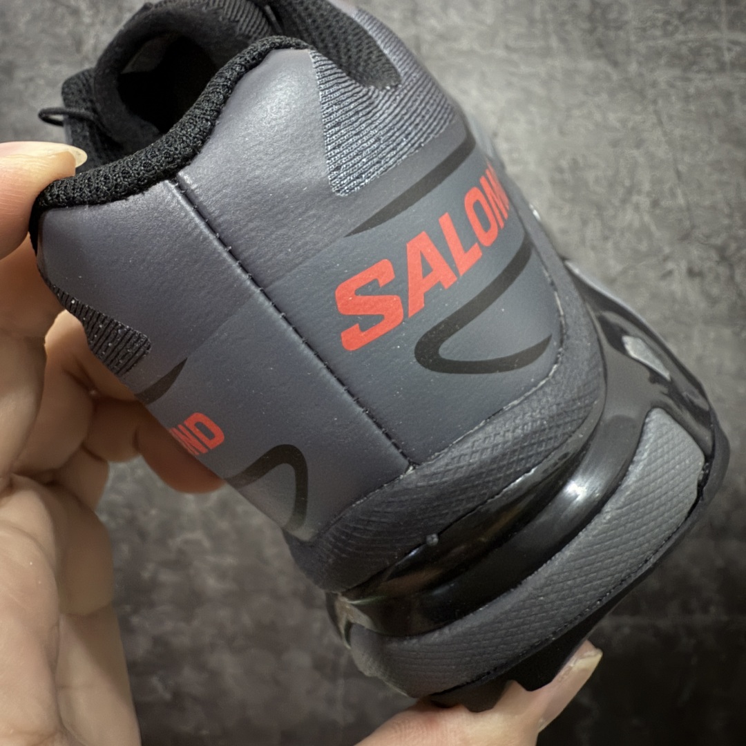 图片[2]-【绿X版】JJJJound x SALOMON萨洛蒙 XT-6 舒适百搭 耐磨透气支撑 低帮 户外功能鞋 男女同款 灰红色 491303 顶级原盒配置 外机能登山跑鞋 纯原外贸平台特供订单 耗时半年巨作 全套原纸板楦头开发 原厂特供网布配套加持 确保原汁原味 完美呈现版型 原档数据独家私模五层组合大底 男女鞋同步官方开发至46.5 原装Ortholite轻量化鞋垫 中底布带钢印编号 原厂TPU锁扣 进口港宝加持 后跟自然饱满 还原公司包裹性 鞋面以“锯齿”状的包裹系统呈现 在基色底之下加入了各种色点缀 将公司的最新技术和时尚前卫的造型融入耐用的长跑款式中 鞋面由 TPU 薄膜制成 并焊接在高耐磨网眼上 使其既时尚又坚固 由 ACS底盘支撑 可增强稳定性和支撑力 以及由橡胶凸耳 Contragrip外底覆盖的 EVA 缓冲中底 旨在应对崎岖的地形 鞋舌上的彩色Salomon 标签、Quicklace 系统以及鞋头、鞋舌和鞋跟上的附加品牌使细节更加完美 让穿着者可以轻松驾驭户外与通勤下的任何运动生活场景 无缝鞋身户外随意纵横 颜值与脚感兼备 出街通勤 绝对非常吸睛 你值得拥有 尺码：36 36.5 37.5 38 38.5 39 40 40.5 41 42 42.5 43 44 44.5 45 46 46.5-选品中心
