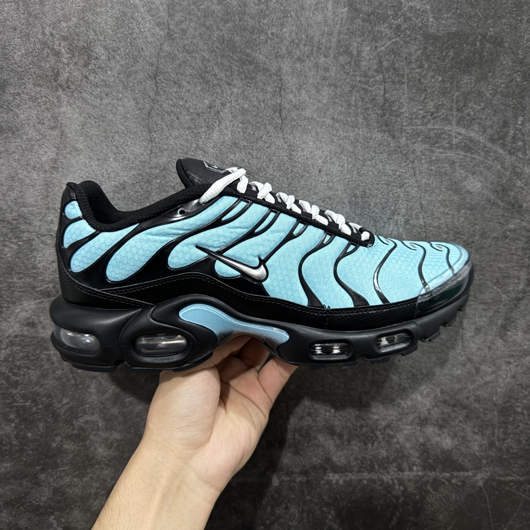 【Max纯原版】Nike Air Max Plus TN气垫系列跑鞋 全新一比一高端版本 真正的市场T1品质 更多配色陆续出货 真正的用心研发 一点一点抠出来的 品质 品控细节 随便闭眼对比市场任何版本 全套原纸板楦头开发 完美呈现版型 工艺流程均与原鞋保持一致 Turned Air 中底缓震技术 鞋面弧度与大底弧度一致 鞋头正确TPU材质 鞋面高频TPU材质1.0厚度 原鞋一致层次感 超越公司货的品控标准 多道QC质检 货号:CV8838-400 尺码:36 36.5 37.5 38 38.5 39 40 40.5 41 42 42.5 43 44 44.5 45 46-选品中心