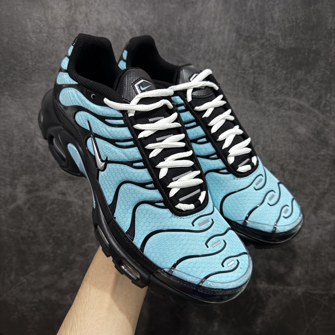 【Max纯原版】Nike Air Max Plus TN气垫系列跑鞋 全新一比一高端版本 真正的市场T1品质 更多配色陆续出货 真正的用心研发 一点一点抠出来的 品质 品控细节 随便闭眼对比市场任何版本 全套原纸板楦头开发 完美呈现版型 工艺流程均与原鞋保持一致 Turned Air 中底缓震技术 鞋面弧度与大底弧度一致 鞋头正确TPU材质 鞋面高频TPU材质1.0厚度 原鞋一致层次感 超越公司货的品控标准 多道QC质检 货号:CV8838-400 尺码:36 36.5 37.5 38 38.5 39 40 40.5 41 42 42.5 43 44 44.5 45 46-选品中心