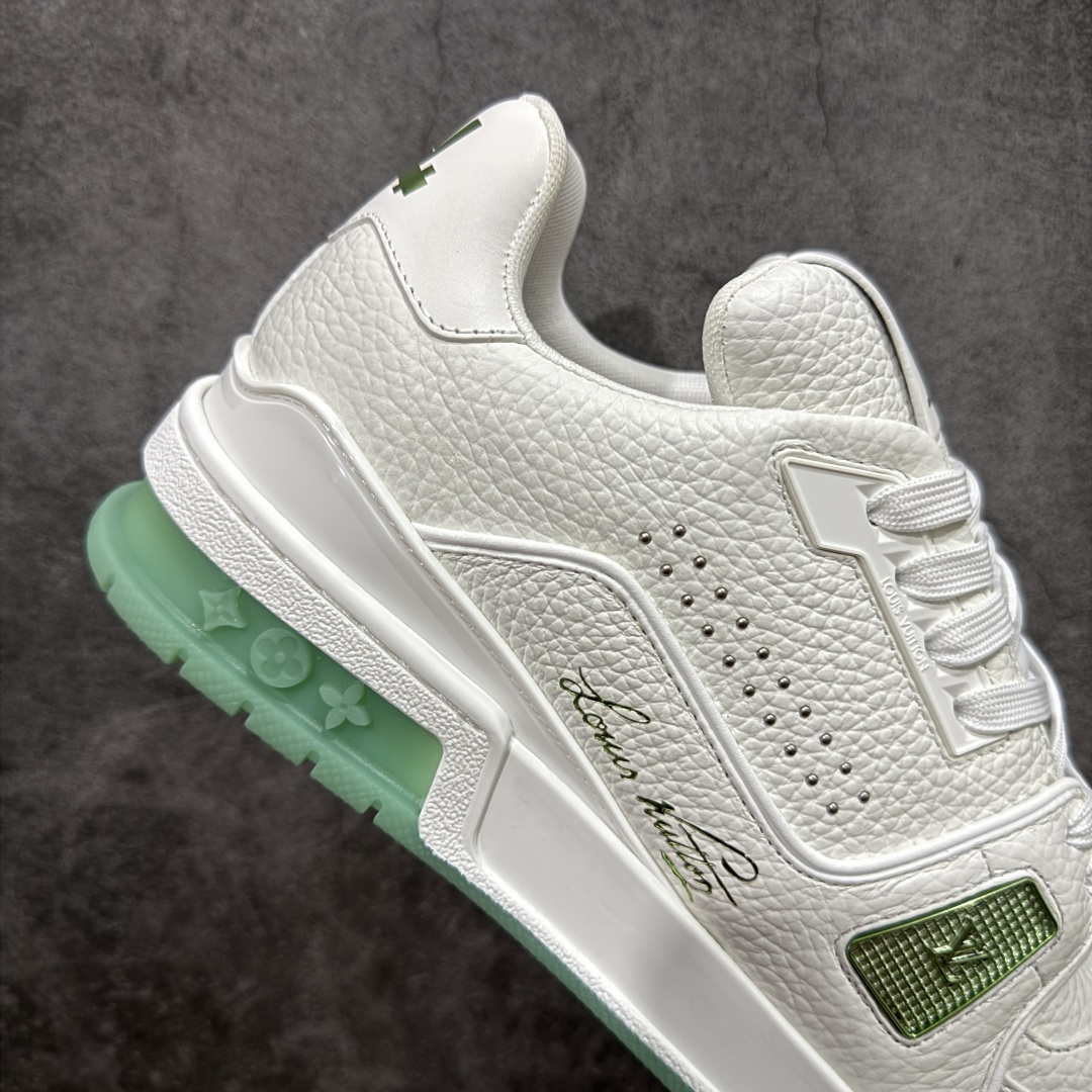图片[7]-【专柜版/海淘代购版】 现货当天可取 LV Trainer系列高奢运动鞋 铆钉白绿 新款芯片顶级 潮人必备单品 同步ZP官网空胶工艺 鞋舌、挂饰均镶嵌NFC芯片感应装置 正确胶片断点式设计 中底正确还原原版油印字母比例 1：1原楦格板、楦头、刀磨全新升级！ 独家订制顶级压纹麂皮 原版开模TPU大底 质感原版一致 垫脚聚米微料加透气英伦网布 披靡市场任何版本！细节完美呈现！ 代购指定版本 全新升级最新双盒包装 扫码秒进官网！ 全套包装配件同比原版 尺码： 38-46-选品中心