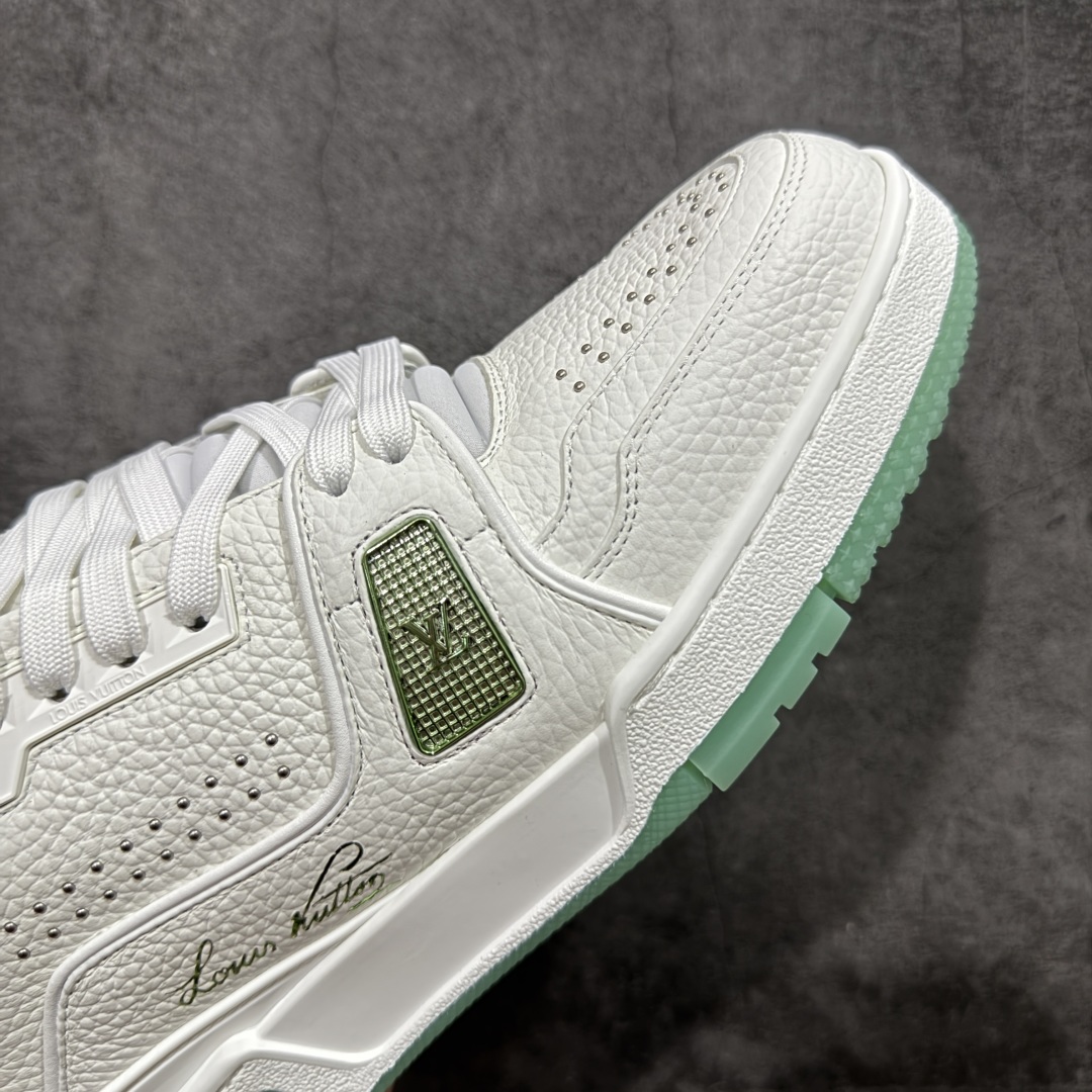 图片[6]-【专柜版/海淘代购版】 现货当天可取 LV Trainer系列高奢运动鞋 铆钉白绿 新款芯片顶级 潮人必备单品 同步ZP官网空胶工艺 鞋舌、挂饰均镶嵌NFC芯片感应装置 正确胶片断点式设计 中底正确还原原版油印字母比例 1：1原楦格板、楦头、刀磨全新升级！ 独家订制顶级压纹麂皮 原版开模TPU大底 质感原版一致 垫脚聚米微料加透气英伦网布 披靡市场任何版本！细节完美呈现！ 代购指定版本 全新升级最新双盒包装 扫码秒进官网！ 全套包装配件同比原版 尺码： 38-46-选品中心