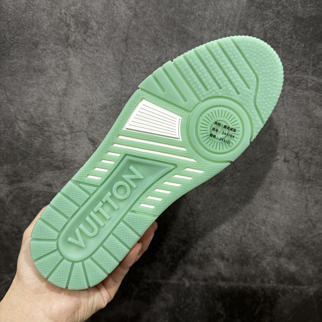 图片[9]-【专柜版/海淘代购版】 现货当天可取 LV Trainer系列高奢运动鞋 铆钉白绿 新款芯片顶级 潮人必备单品 同步ZP官网空胶工艺 鞋舌、挂饰均镶嵌NFC芯片感应装置 正确胶片断点式设计 中底正确还原原版油印字母比例 1：1原楦格板、楦头、刀磨全新升级！ 独家订制顶级压纹麂皮 原版开模TPU大底 质感原版一致 垫脚聚米微料加透气英伦网布 披靡市场任何版本！细节完美呈现！ 代购指定版本 全新升级最新双盒包装 扫码秒进官网！ 全套包装配件同比原版 尺码： 38-46-选品中心