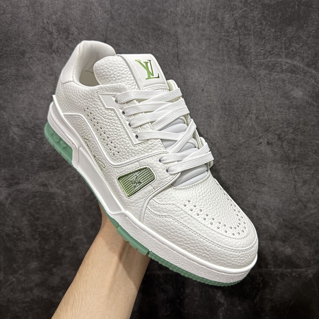 图片[3]-【专柜版/海淘代购版】 现货当天可取 LV Trainer系列高奢运动鞋 铆钉白绿 新款芯片顶级 潮人必备单品 同步ZP官网空胶工艺 鞋舌、挂饰均镶嵌NFC芯片感应装置 正确胶片断点式设计 中底正确还原原版油印字母比例 1：1原楦格板、楦头、刀磨全新升级！ 独家订制顶级压纹麂皮 原版开模TPU大底 质感原版一致 垫脚聚米微料加透气英伦网布 披靡市场任何版本！细节完美呈现！ 代购指定版本 全新升级最新双盒包装 扫码秒进官网！ 全套包装配件同比原版 尺码： 38-46-选品中心