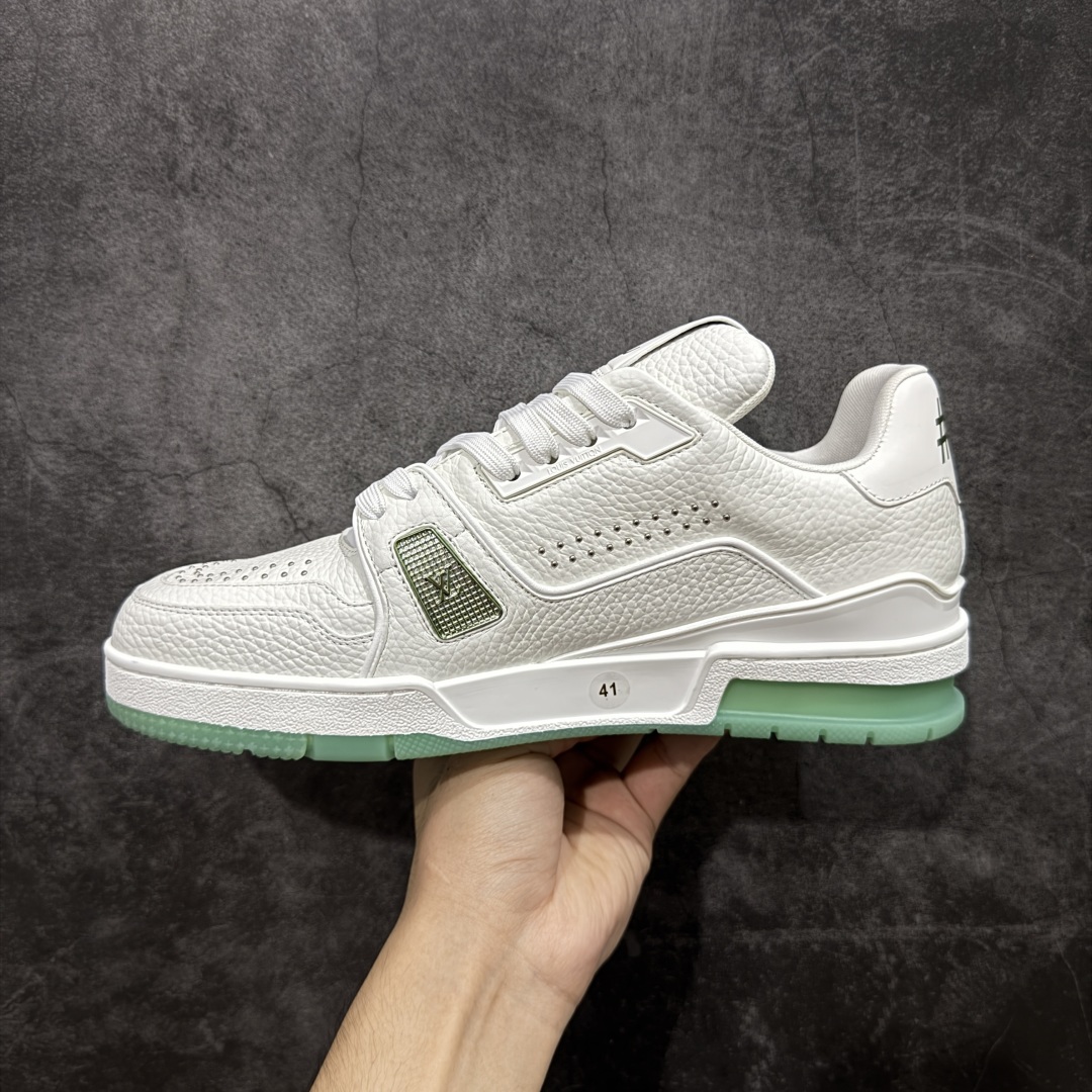 图片[2]-【专柜版/海淘代购版】 现货当天可取 LV Trainer系列高奢运动鞋 铆钉白绿 新款芯片顶级 潮人必备单品 同步ZP官网空胶工艺 鞋舌、挂饰均镶嵌NFC芯片感应装置 正确胶片断点式设计 中底正确还原原版油印字母比例 1：1原楦格板、楦头、刀磨全新升级！ 独家订制顶级压纹麂皮 原版开模TPU大底 质感原版一致 垫脚聚米微料加透气英伦网布 披靡市场任何版本！细节完美呈现！ 代购指定版本 全新升级最新双盒包装 扫码秒进官网！ 全套包装配件同比原版 尺码： 38-46-选品中心