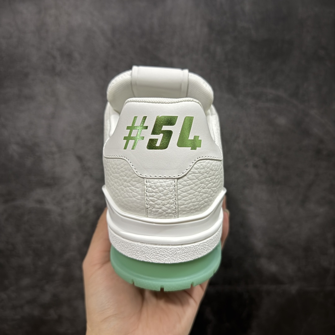 图片[4]-【专柜版/海淘代购版】 现货当天可取 LV Trainer系列高奢运动鞋 铆钉白绿 新款芯片顶级 潮人必备单品 同步ZP官网空胶工艺 鞋舌、挂饰均镶嵌NFC芯片感应装置 正确胶片断点式设计 中底正确还原原版油印字母比例 1：1原楦格板、楦头、刀磨全新升级！ 独家订制顶级压纹麂皮 原版开模TPU大底 质感原版一致 垫脚聚米微料加透气英伦网布 披靡市场任何版本！细节完美呈现！ 代购指定版本 全新升级最新双盒包装 扫码秒进官网！ 全套包装配件同比原版 尺码： 38-46-选品中心