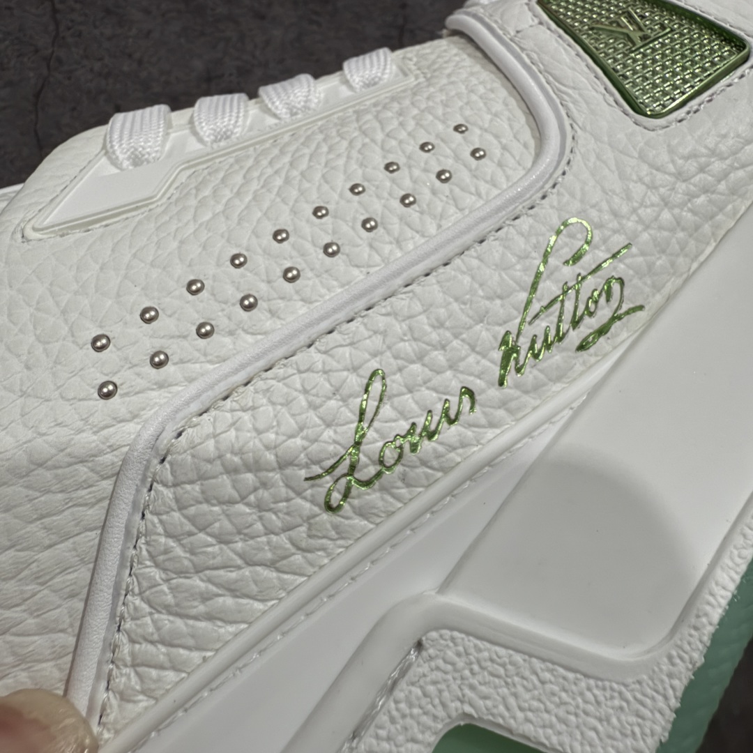 图片[3]-【专柜版/海淘代购版】 现货当天可取 LV Trainer系列高奢运动鞋 铆钉白绿 新款芯片顶级 潮人必备单品 同步ZP官网空胶工艺 鞋舌、挂饰均镶嵌NFC芯片感应装置 正确胶片断点式设计 中底正确还原原版油印字母比例 1：1原楦格板、楦头、刀磨全新升级！ 独家订制顶级压纹麂皮 原版开模TPU大底 质感原版一致 垫脚聚米微料加透气英伦网布 披靡市场任何版本！细节完美呈现！ 代购指定版本 全新升级最新双盒包装 扫码秒进官网！ 全套包装配件同比原版 尺码： 38-46-选品中心