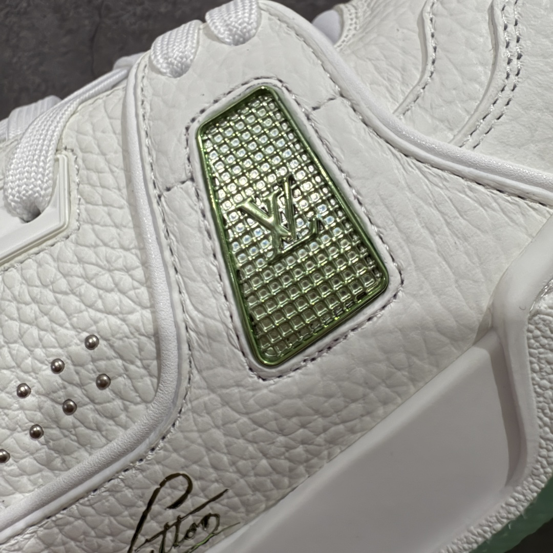 图片[4]-【专柜版/海淘代购版】 现货当天可取 LV Trainer系列高奢运动鞋 铆钉白绿 新款芯片顶级 潮人必备单品 同步ZP官网空胶工艺 鞋舌、挂饰均镶嵌NFC芯片感应装置 正确胶片断点式设计 中底正确还原原版油印字母比例 1：1原楦格板、楦头、刀磨全新升级！ 独家订制顶级压纹麂皮 原版开模TPU大底 质感原版一致 垫脚聚米微料加透气英伦网布 披靡市场任何版本！细节完美呈现！ 代购指定版本 全新升级最新双盒包装 扫码秒进官网！ 全套包装配件同比原版 尺码： 38-46-选品中心