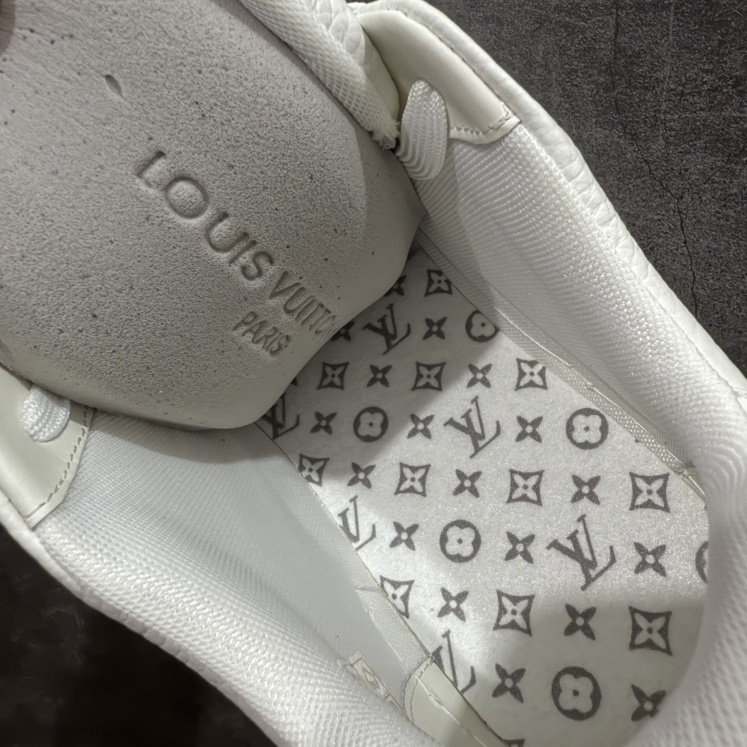 图片[9]-【专柜版/海淘代购版】 现货当天可取 LV Trainer系列高奢运动鞋 铆钉白绿 新款芯片顶级 潮人必备单品 同步ZP官网空胶工艺 鞋舌、挂饰均镶嵌NFC芯片感应装置 正确胶片断点式设计 中底正确还原原版油印字母比例 1：1原楦格板、楦头、刀磨全新升级！ 独家订制顶级压纹麂皮 原版开模TPU大底 质感原版一致 垫脚聚米微料加透气英伦网布 披靡市场任何版本！细节完美呈现！ 代购指定版本 全新升级最新双盒包装 扫码秒进官网！ 全套包装配件同比原版 尺码： 38-46-选品中心