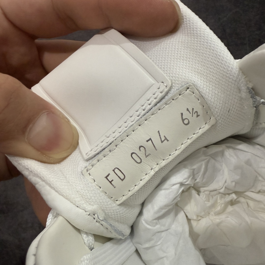 图片[7]-【专柜版/海淘代购版】 现货当天可取 LV Trainer系列高奢运动鞋 铆钉白绿 新款芯片顶级 潮人必备单品 同步ZP官网空胶工艺 鞋舌、挂饰均镶嵌NFC芯片感应装置 正确胶片断点式设计 中底正确还原原版油印字母比例 1：1原楦格板、楦头、刀磨全新升级！ 独家订制顶级压纹麂皮 原版开模TPU大底 质感原版一致 垫脚聚米微料加透气英伦网布 披靡市场任何版本！细节完美呈现！ 代购指定版本 全新升级最新双盒包装 扫码秒进官网！ 全套包装配件同比原版 尺码： 38-46-选品中心