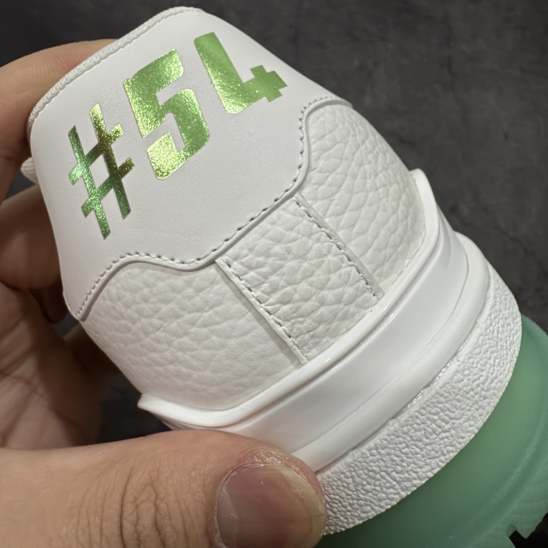 图片[2]-【专柜版/海淘代购版】 现货当天可取 LV Trainer系列高奢运动鞋 铆钉白绿 新款芯片顶级 潮人必备单品 同步ZP官网空胶工艺 鞋舌、挂饰均镶嵌NFC芯片感应装置 正确胶片断点式设计 中底正确还原原版油印字母比例 1：1原楦格板、楦头、刀磨全新升级！ 独家订制顶级压纹麂皮 原版开模TPU大底 质感原版一致 垫脚聚米微料加透气英伦网布 披靡市场任何版本！细节完美呈现！ 代购指定版本 全新升级最新双盒包装 扫码秒进官网！ 全套包装配件同比原版 尺码： 38-46-选品中心