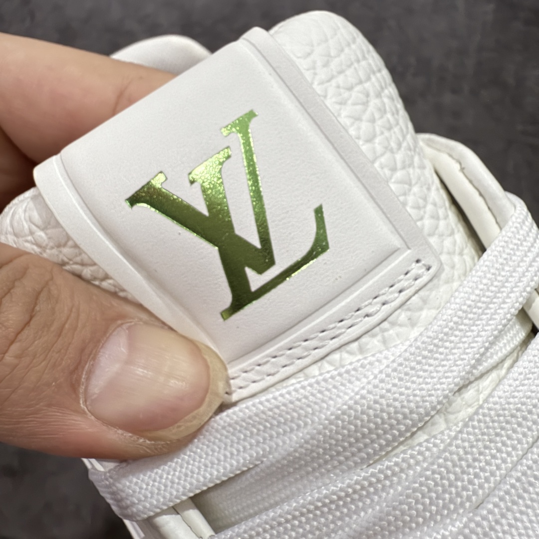 图片[6]-【专柜版/海淘代购版】 现货当天可取 LV Trainer系列高奢运动鞋 铆钉白绿 新款芯片顶级 潮人必备单品 同步ZP官网空胶工艺 鞋舌、挂饰均镶嵌NFC芯片感应装置 正确胶片断点式设计 中底正确还原原版油印字母比例 1：1原楦格板、楦头、刀磨全新升级！ 独家订制顶级压纹麂皮 原版开模TPU大底 质感原版一致 垫脚聚米微料加透气英伦网布 披靡市场任何版本！细节完美呈现！ 代购指定版本 全新升级最新双盒包装 扫码秒进官网！ 全套包装配件同比原版 尺码： 38-46-选品中心