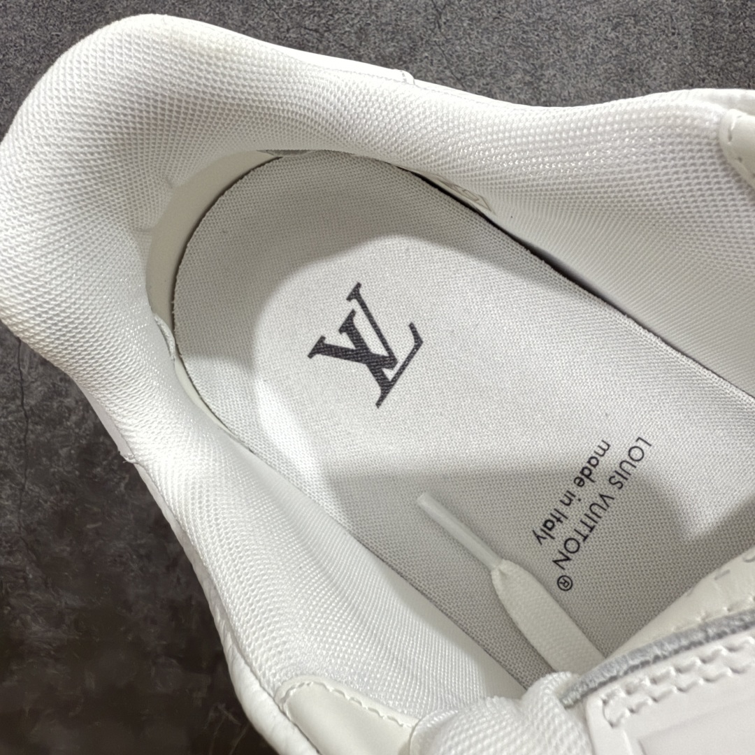 图片[8]-【专柜版/海淘代购版】 现货当天可取 LV Trainer系列高奢运动鞋 铆钉白绿 新款芯片顶级 潮人必备单品 同步ZP官网空胶工艺 鞋舌、挂饰均镶嵌NFC芯片感应装置 正确胶片断点式设计 中底正确还原原版油印字母比例 1：1原楦格板、楦头、刀磨全新升级！ 独家订制顶级压纹麂皮 原版开模TPU大底 质感原版一致 垫脚聚米微料加透气英伦网布 披靡市场任何版本！细节完美呈现！ 代购指定版本 全新升级最新双盒包装 扫码秒进官网！ 全套包装配件同比原版 尺码： 38-46-选品中心