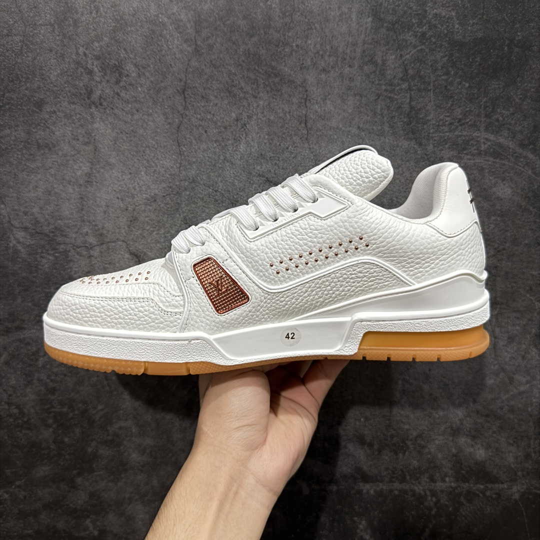 图片[2]-【专柜版/海淘代购版】 现货当天可取 LV Trainer系列高奢运动鞋 铆钉白绿 新款芯片顶级 潮人必备单品 同步ZP官网空胶工艺 鞋舌、挂饰均镶嵌NFC芯片感应装置 正确胶片断点式设计 中底正确还原原版油印字母比例 1：1原楦格板、楦头、刀磨全新升级！ 独家订制顶级压纹麂皮 原版开模TPU大底 质感原版一致 垫脚聚米微料加透气英伦网布 披靡市场任何版本！细节完美呈现！ 代购指定版本 全新升级最新双盒包装 扫码秒进官网！ 全套包装配件同比原版 尺码： 38-46-选品中心