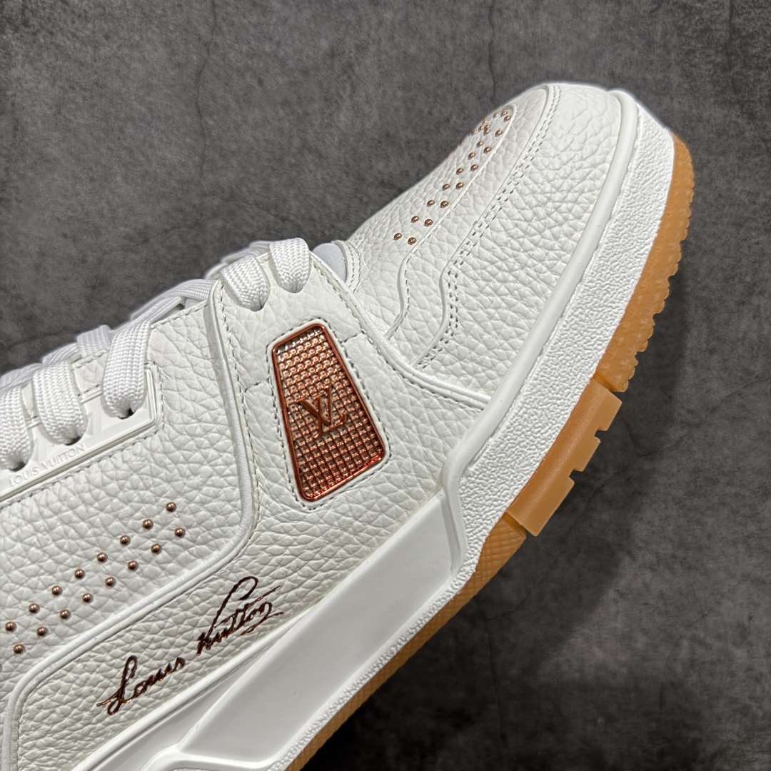 图片[6]-【专柜版/海淘代购版】 现货当天可取 LV Trainer系列高奢运动鞋 铆钉白绿 新款芯片顶级 潮人必备单品 同步ZP官网空胶工艺 鞋舌、挂饰均镶嵌NFC芯片感应装置 正确胶片断点式设计 中底正确还原原版油印字母比例 1：1原楦格板、楦头、刀磨全新升级！ 独家订制顶级压纹麂皮 原版开模TPU大底 质感原版一致 垫脚聚米微料加透气英伦网布 披靡市场任何版本！细节完美呈现！ 代购指定版本 全新升级最新双盒包装 扫码秒进官网！ 全套包装配件同比原版 尺码： 38-46-选品中心