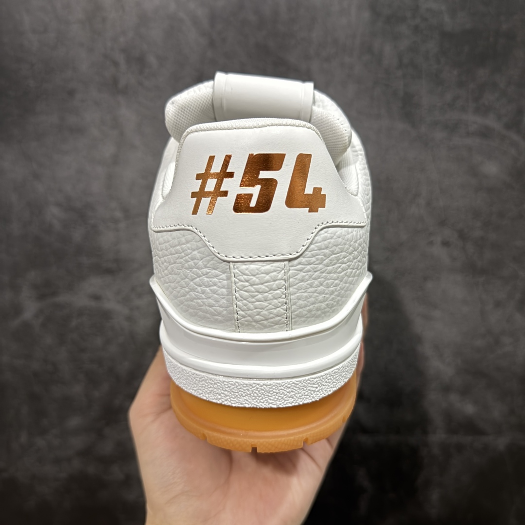 图片[4]-【专柜版/海淘代购版】 现货当天可取 LV Trainer系列高奢运动鞋 铆钉白绿 新款芯片顶级 潮人必备单品 同步ZP官网空胶工艺 鞋舌、挂饰均镶嵌NFC芯片感应装置 正确胶片断点式设计 中底正确还原原版油印字母比例 1：1原楦格板、楦头、刀磨全新升级！ 独家订制顶级压纹麂皮 原版开模TPU大底 质感原版一致 垫脚聚米微料加透气英伦网布 披靡市场任何版本！细节完美呈现！ 代购指定版本 全新升级最新双盒包装 扫码秒进官网！ 全套包装配件同比原版 尺码： 38-46-选品中心