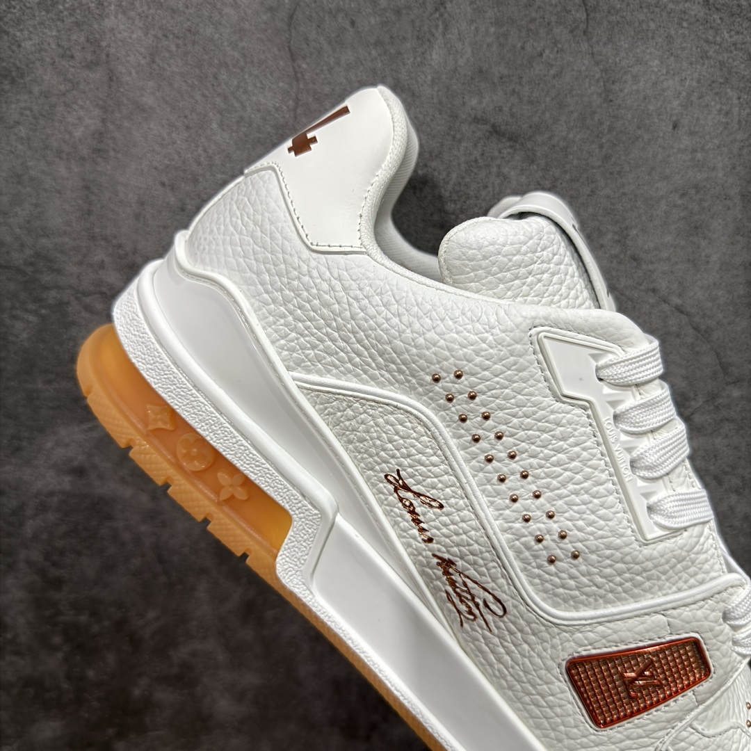 图片[7]-【专柜版/海淘代购版】 现货当天可取 LV Trainer系列高奢运动鞋 铆钉白绿 新款芯片顶级 潮人必备单品 同步ZP官网空胶工艺 鞋舌、挂饰均镶嵌NFC芯片感应装置 正确胶片断点式设计 中底正确还原原版油印字母比例 1：1原楦格板、楦头、刀磨全新升级！ 独家订制顶级压纹麂皮 原版开模TPU大底 质感原版一致 垫脚聚米微料加透气英伦网布 披靡市场任何版本！细节完美呈现！ 代购指定版本 全新升级最新双盒包装 扫码秒进官网！ 全套包装配件同比原版 尺码： 38-46-选品中心