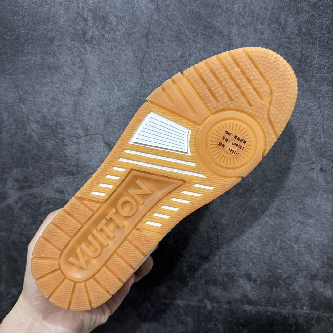 图片[9]-【专柜版/海淘代购版】 现货当天可取 LV Trainer系列高奢运动鞋 铆钉白绿 新款芯片顶级 潮人必备单品 同步ZP官网空胶工艺 鞋舌、挂饰均镶嵌NFC芯片感应装置 正确胶片断点式设计 中底正确还原原版油印字母比例 1：1原楦格板、楦头、刀磨全新升级！ 独家订制顶级压纹麂皮 原版开模TPU大底 质感原版一致 垫脚聚米微料加透气英伦网布 披靡市场任何版本！细节完美呈现！ 代购指定版本 全新升级最新双盒包装 扫码秒进官网！ 全套包装配件同比原版 尺码： 38-46-选品中心