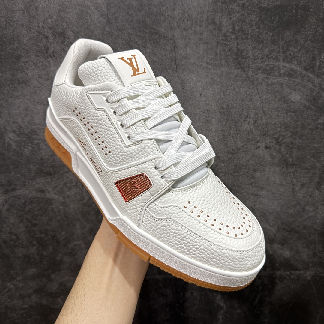 图片[3]-【专柜版/海淘代购版】 现货当天可取 LV Trainer系列高奢运动鞋 铆钉白绿 新款芯片顶级 潮人必备单品 同步ZP官网空胶工艺 鞋舌、挂饰均镶嵌NFC芯片感应装置 正确胶片断点式设计 中底正确还原原版油印字母比例 1：1原楦格板、楦头、刀磨全新升级！ 独家订制顶级压纹麂皮 原版开模TPU大底 质感原版一致 垫脚聚米微料加透气英伦网布 披靡市场任何版本！细节完美呈现！ 代购指定版本 全新升级最新双盒包装 扫码秒进官网！ 全套包装配件同比原版 尺码： 38-46-选品中心