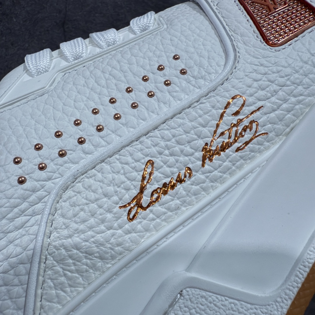 图片[3]-【专柜版/海淘代购版】 现货当天可取 LV Trainer系列高奢运动鞋 铆钉白绿 新款芯片顶级 潮人必备单品 同步ZP官网空胶工艺 鞋舌、挂饰均镶嵌NFC芯片感应装置 正确胶片断点式设计 中底正确还原原版油印字母比例 1：1原楦格板、楦头、刀磨全新升级！ 独家订制顶级压纹麂皮 原版开模TPU大底 质感原版一致 垫脚聚米微料加透气英伦网布 披靡市场任何版本！细节完美呈现！ 代购指定版本 全新升级最新双盒包装 扫码秒进官网！ 全套包装配件同比原版 尺码： 38-46-选品中心