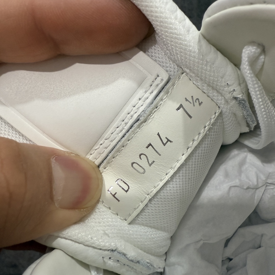 图片[7]-【专柜版/海淘代购版】 现货当天可取 LV Trainer系列高奢运动鞋 铆钉白绿 新款芯片顶级 潮人必备单品 同步ZP官网空胶工艺 鞋舌、挂饰均镶嵌NFC芯片感应装置 正确胶片断点式设计 中底正确还原原版油印字母比例 1：1原楦格板、楦头、刀磨全新升级！ 独家订制顶级压纹麂皮 原版开模TPU大底 质感原版一致 垫脚聚米微料加透气英伦网布 披靡市场任何版本！细节完美呈现！ 代购指定版本 全新升级最新双盒包装 扫码秒进官网！ 全套包装配件同比原版 尺码： 38-46-选品中心