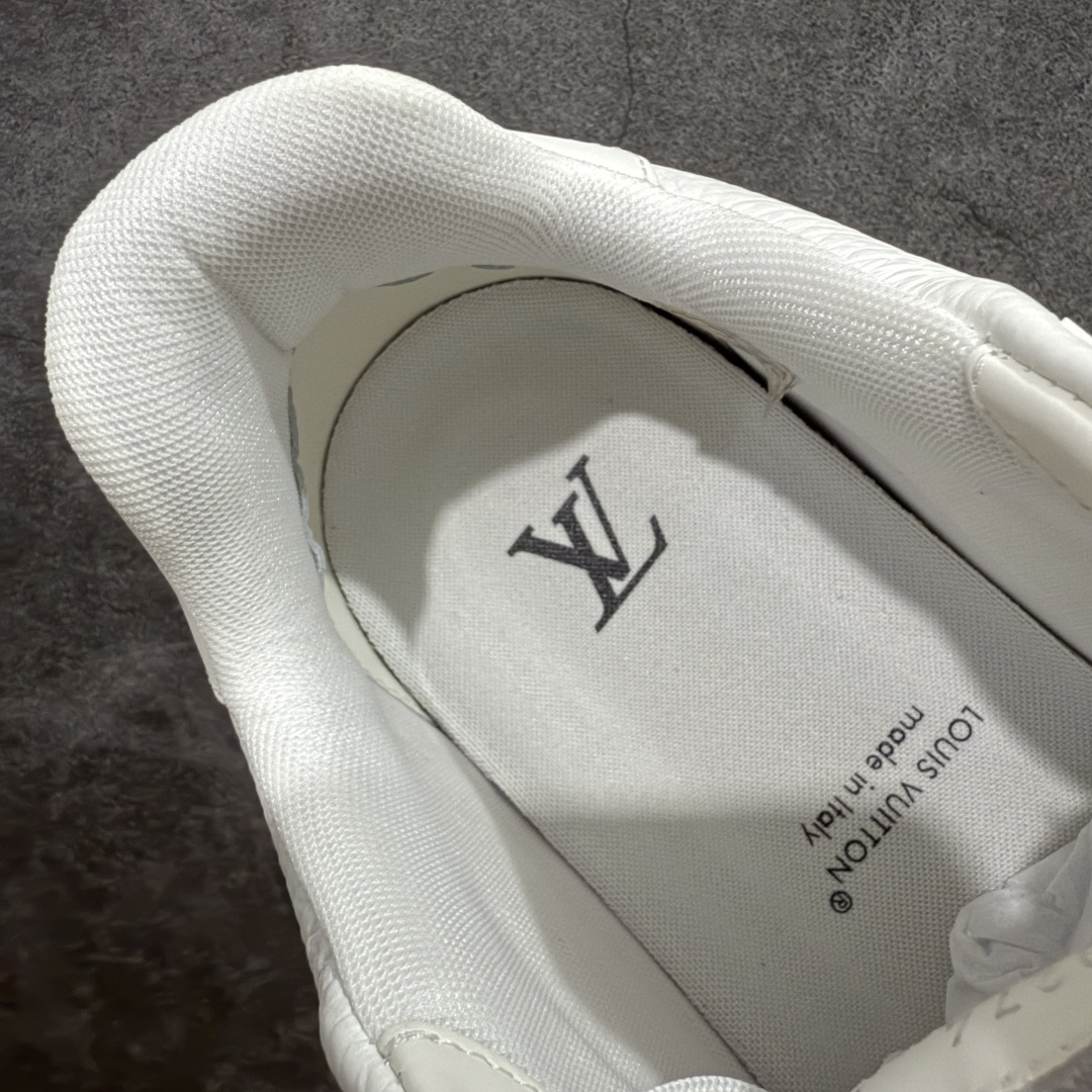图片[8]-【专柜版/海淘代购版】 现货当天可取 LV Trainer系列高奢运动鞋 铆钉白绿 新款芯片顶级 潮人必备单品 同步ZP官网空胶工艺 鞋舌、挂饰均镶嵌NFC芯片感应装置 正确胶片断点式设计 中底正确还原原版油印字母比例 1：1原楦格板、楦头、刀磨全新升级！ 独家订制顶级压纹麂皮 原版开模TPU大底 质感原版一致 垫脚聚米微料加透气英伦网布 披靡市场任何版本！细节完美呈现！ 代购指定版本 全新升级最新双盒包装 扫码秒进官网！ 全套包装配件同比原版 尺码： 38-46-选品中心