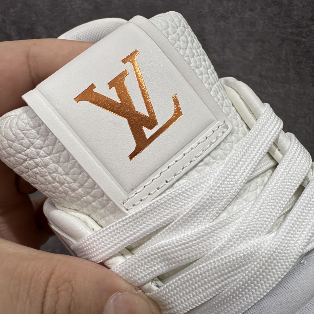 图片[6]-【专柜版/海淘代购版】 现货当天可取 LV Trainer系列高奢运动鞋 铆钉白绿 新款芯片顶级 潮人必备单品 同步ZP官网空胶工艺 鞋舌、挂饰均镶嵌NFC芯片感应装置 正确胶片断点式设计 中底正确还原原版油印字母比例 1：1原楦格板、楦头、刀磨全新升级！ 独家订制顶级压纹麂皮 原版开模TPU大底 质感原版一致 垫脚聚米微料加透气英伦网布 披靡市场任何版本！细节完美呈现！ 代购指定版本 全新升级最新双盒包装 扫码秒进官网！ 全套包装配件同比原版 尺码： 38-46-选品中心