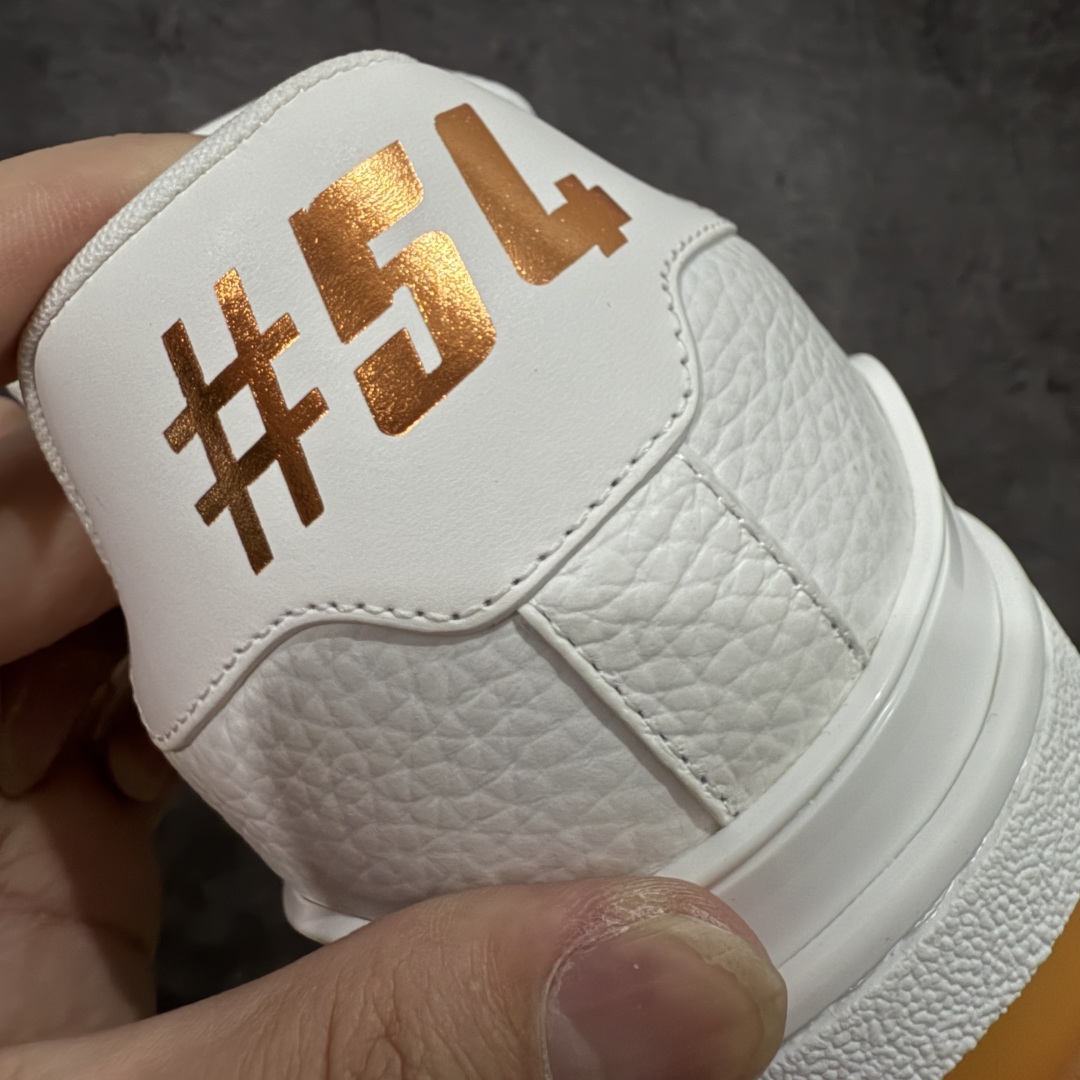 图片[2]-【专柜版/海淘代购版】 现货当天可取 LV Trainer系列高奢运动鞋 铆钉白绿 新款芯片顶级 潮人必备单品 同步ZP官网空胶工艺 鞋舌、挂饰均镶嵌NFC芯片感应装置 正确胶片断点式设计 中底正确还原原版油印字母比例 1：1原楦格板、楦头、刀磨全新升级！ 独家订制顶级压纹麂皮 原版开模TPU大底 质感原版一致 垫脚聚米微料加透气英伦网布 披靡市场任何版本！细节完美呈现！ 代购指定版本 全新升级最新双盒包装 扫码秒进官网！ 全套包装配件同比原版 尺码： 38-46-选品中心